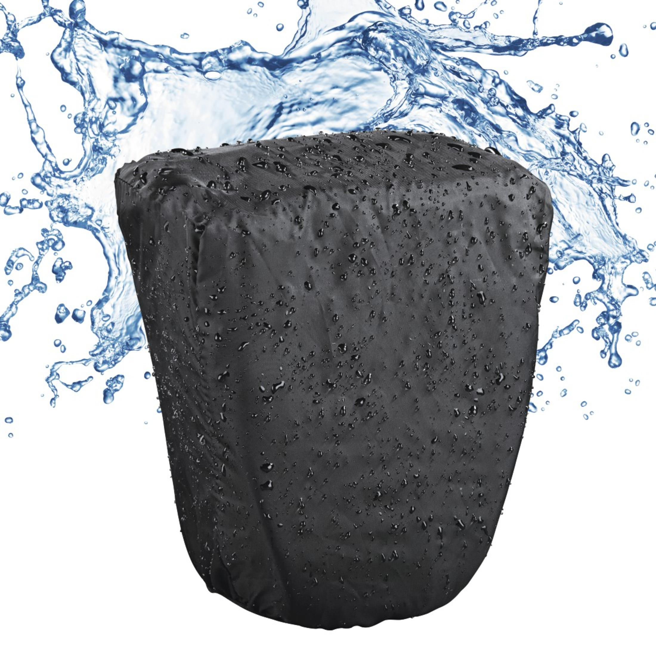 Schwarze Abdeckung, die mit Wasser bespritzt wird. Wassertropfen sichtbar.