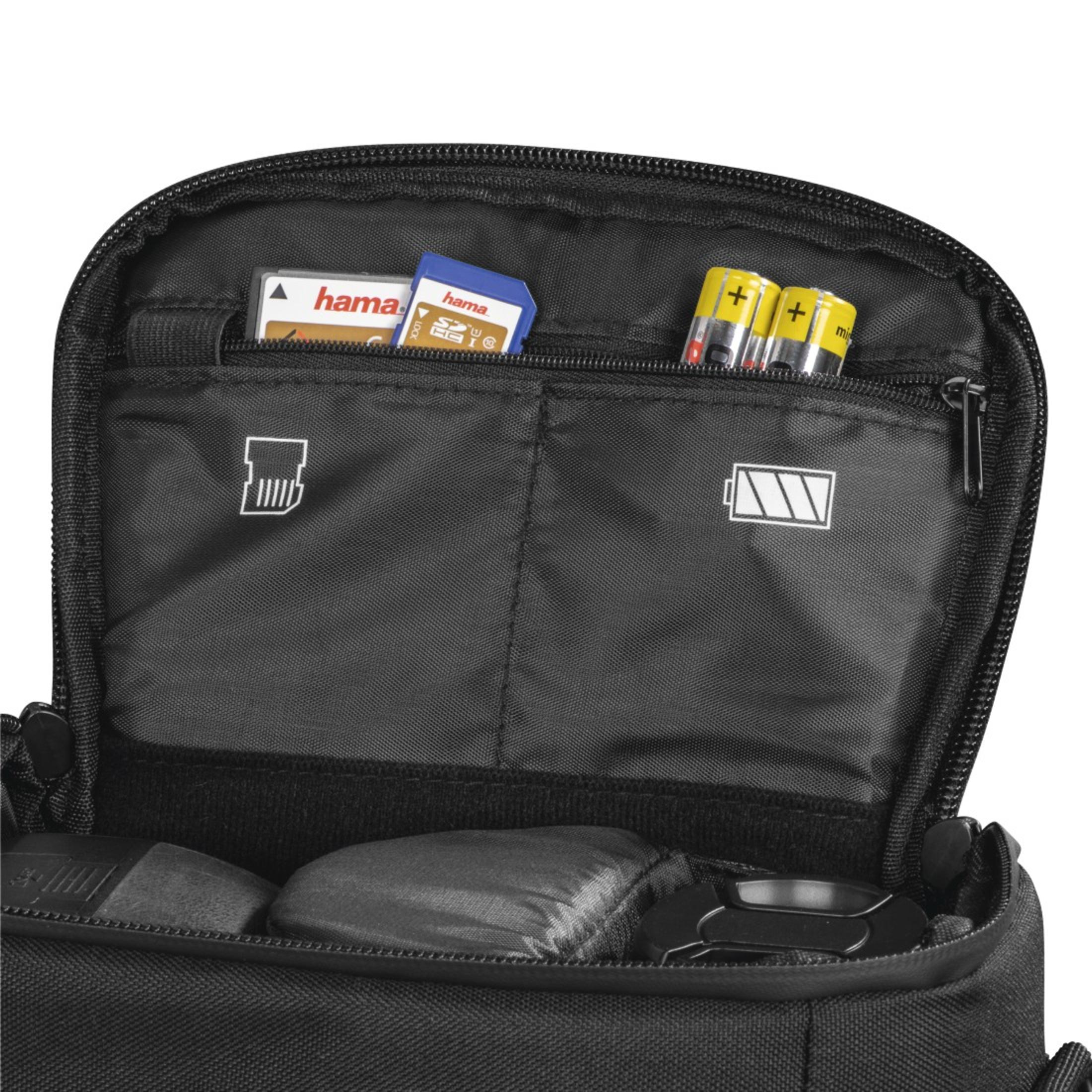 All'interno di una borsa fotografica nera: schede SD, batterie e una piccola tasca.