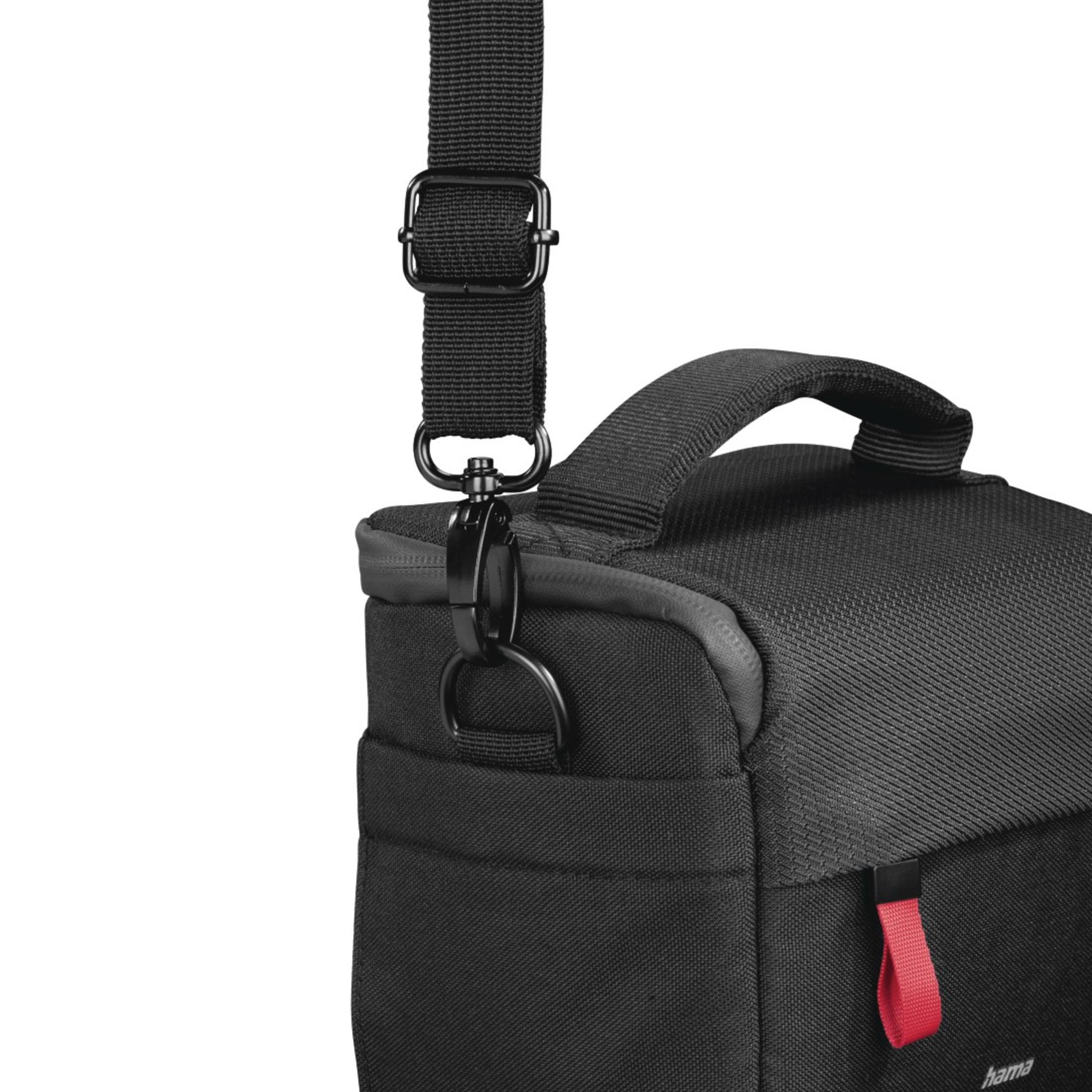 Una borsa per fotocamera nera con tracolla e un accento rosso. La tracolla è attaccata alla borsa.