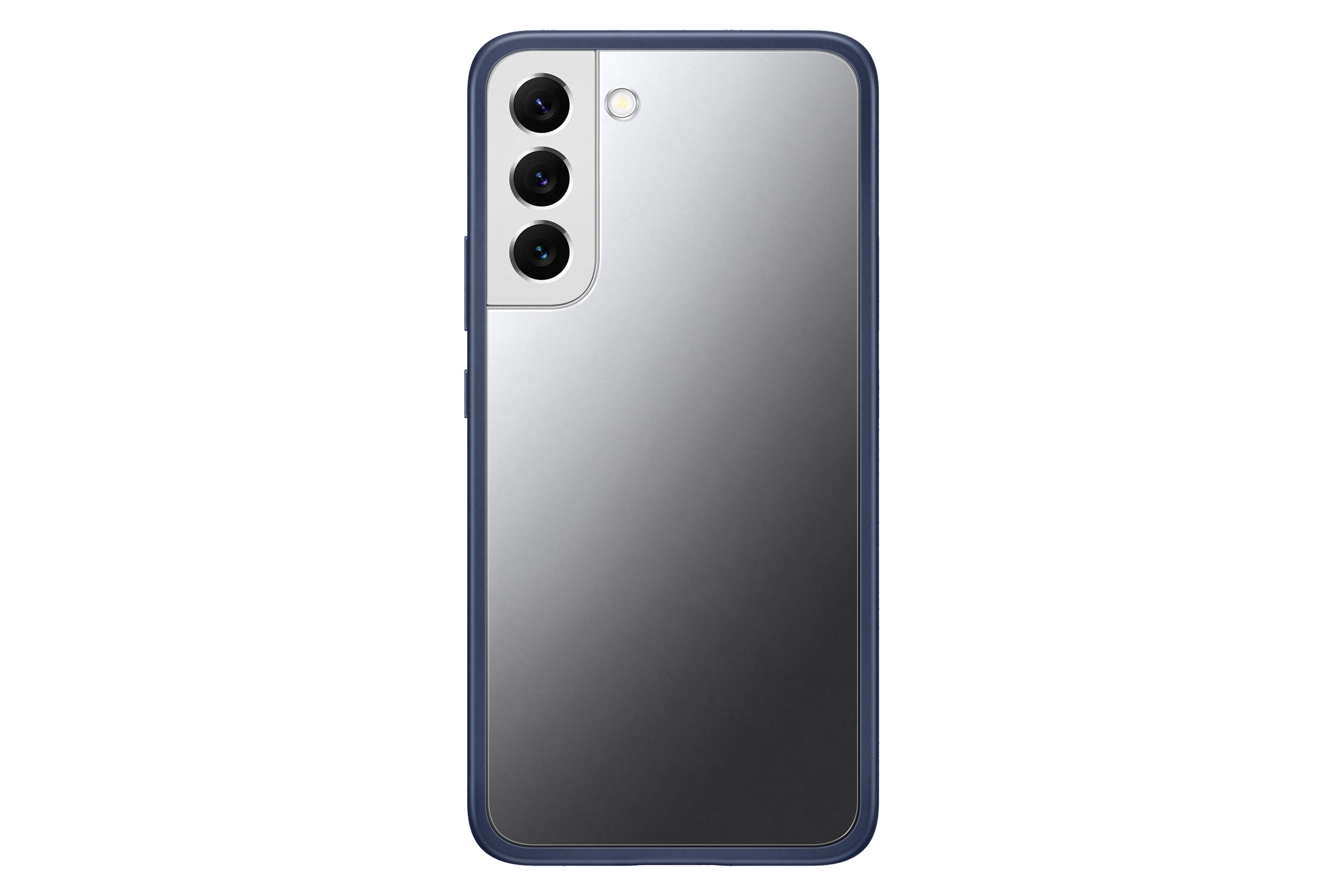 Achterkant van een blauw omrand telefoontoestel met een zilveren achterkant en drie camera's. Witte achtergrond.