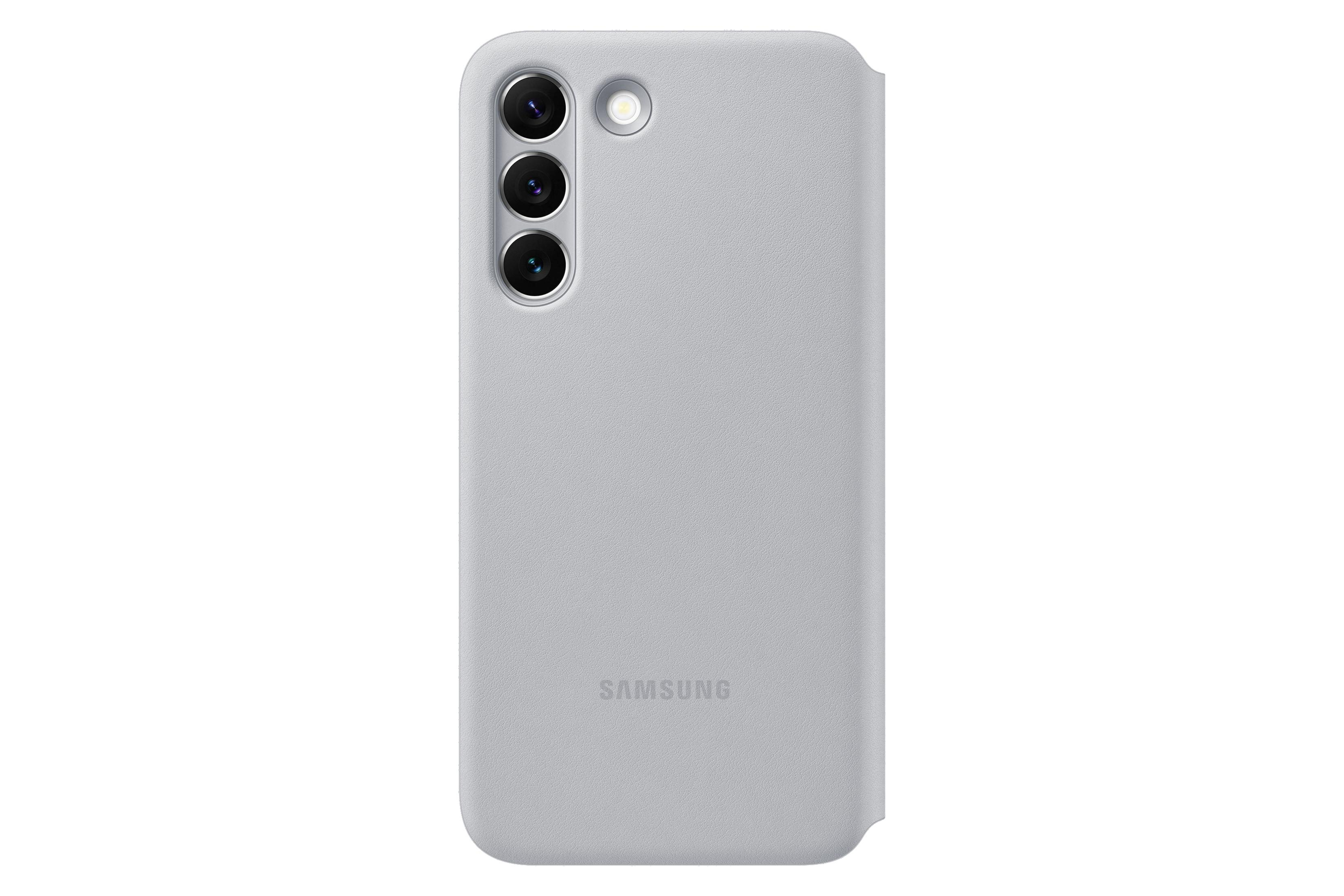 Funda de teléfono gris con 3 cámaras traseras. SAMSUNG escrito abajo. Fondo blanco.