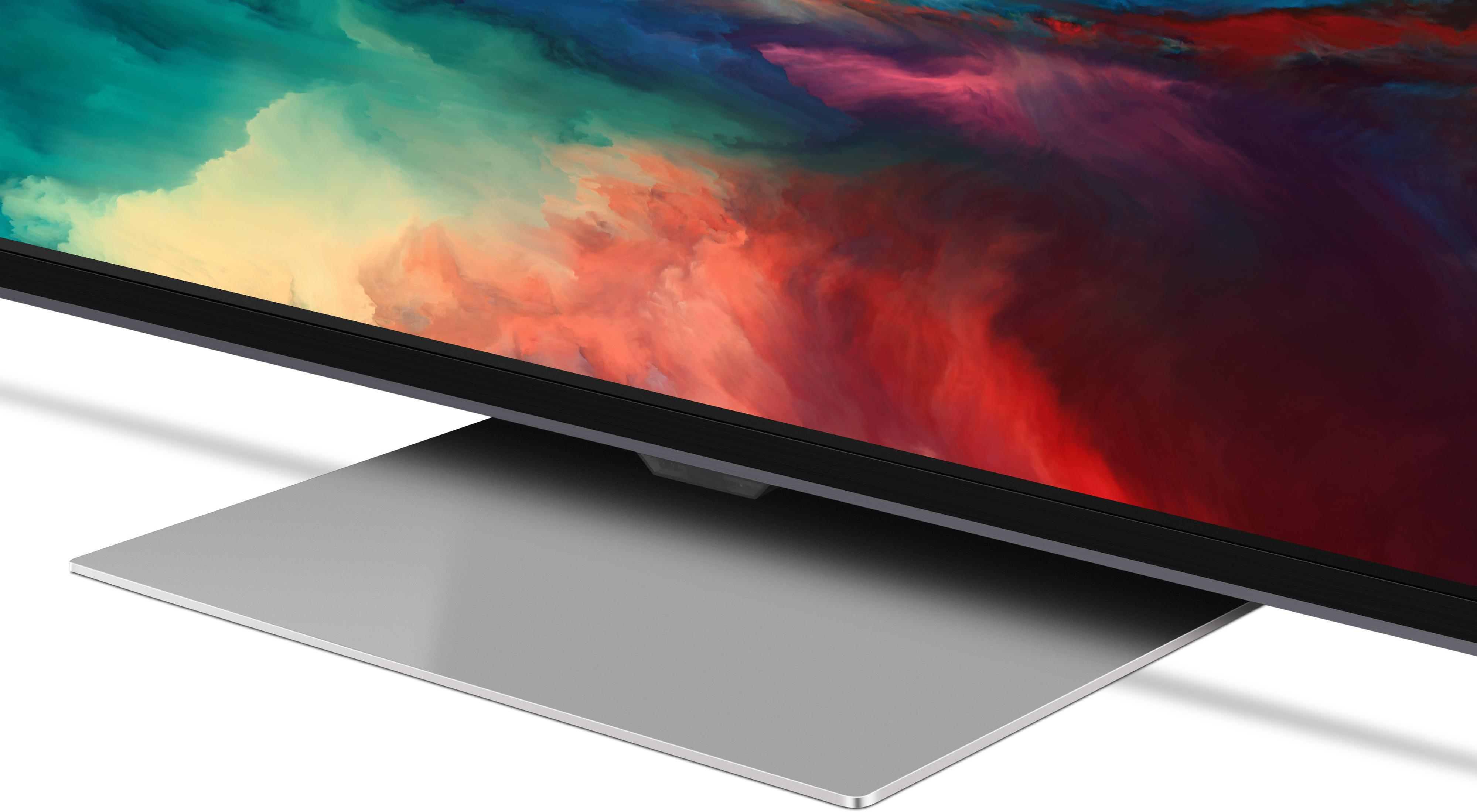 Ekran telewizora, zbliżenie, ze srebrną podstawą. Białe tło.