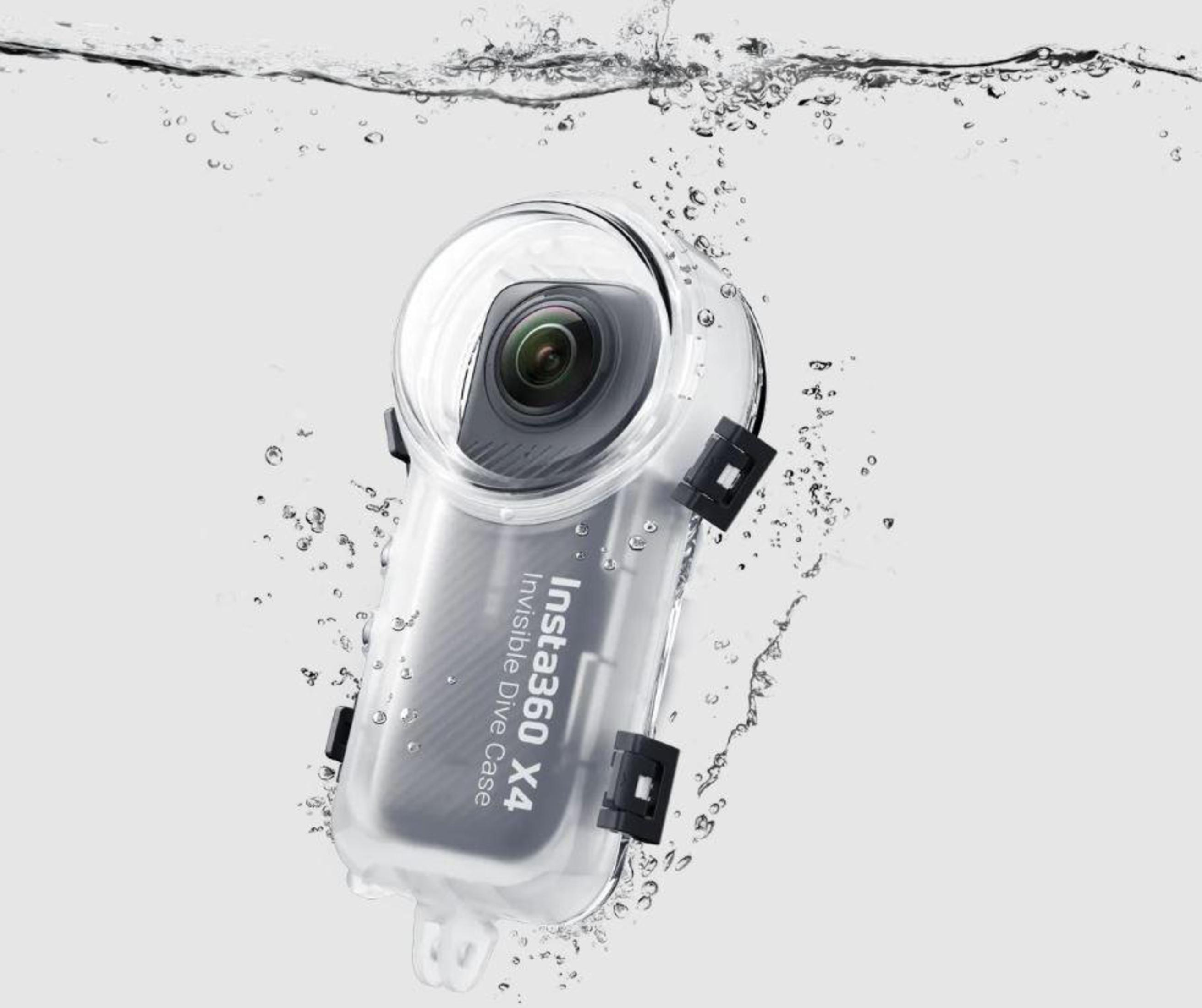 Przezroczysta, wodoodporna obudowa kamery zanurzona w wodzie. Zawiera czarną kamerę z widocznym obiektywem.