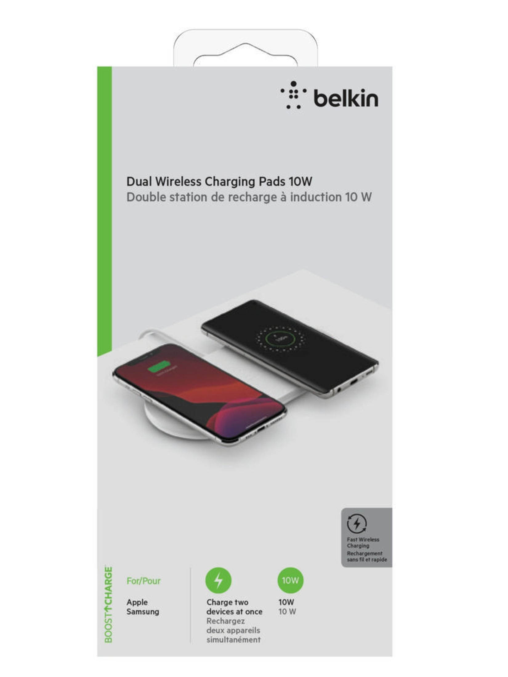 Doppelte kabellose Ladepad-Box mit Telefonen. Grün-weißes Branding.