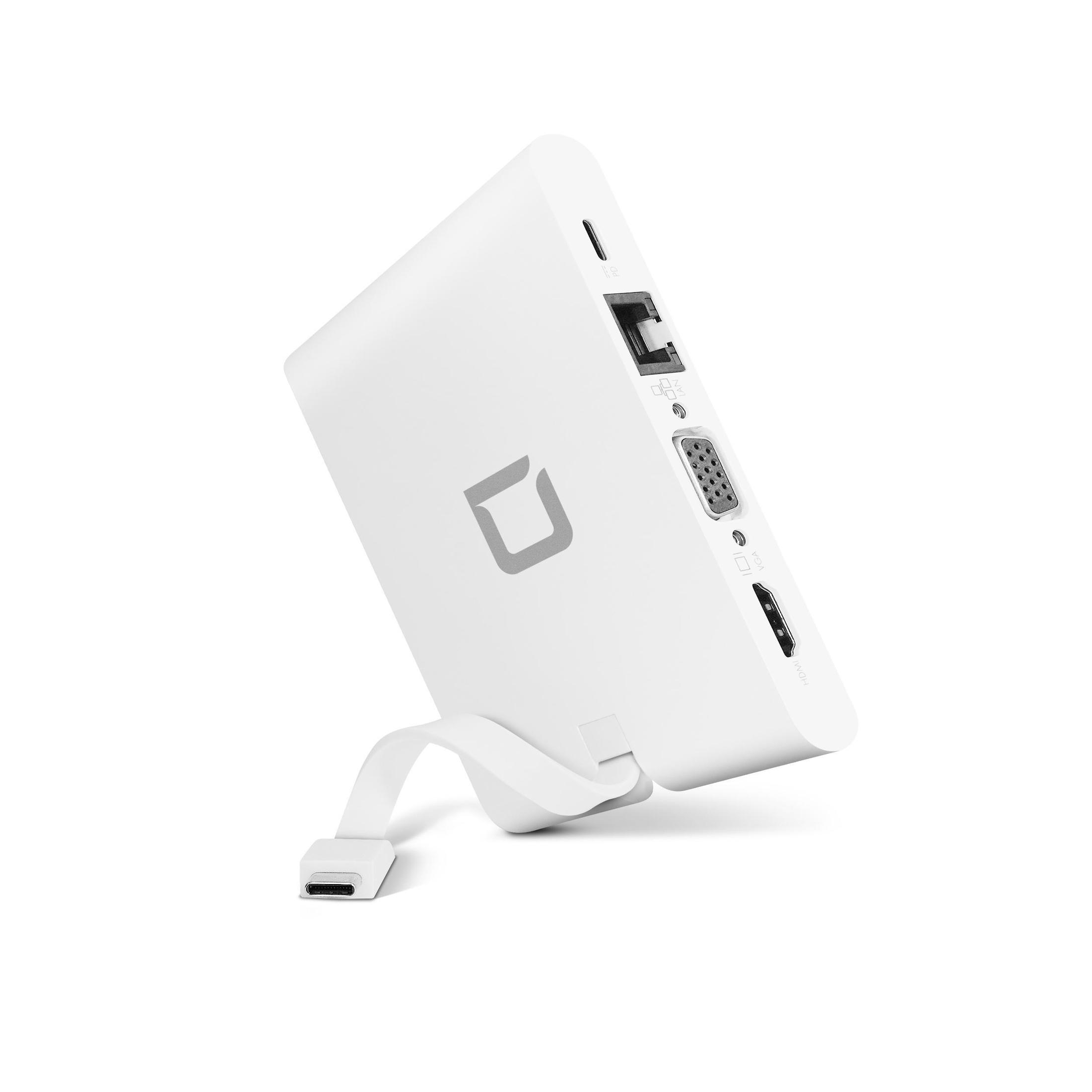 Ein weißer USB-C-Hub mit mehreren Anschlüssen, abgewinkelt, auf weißem Hintergrund.
