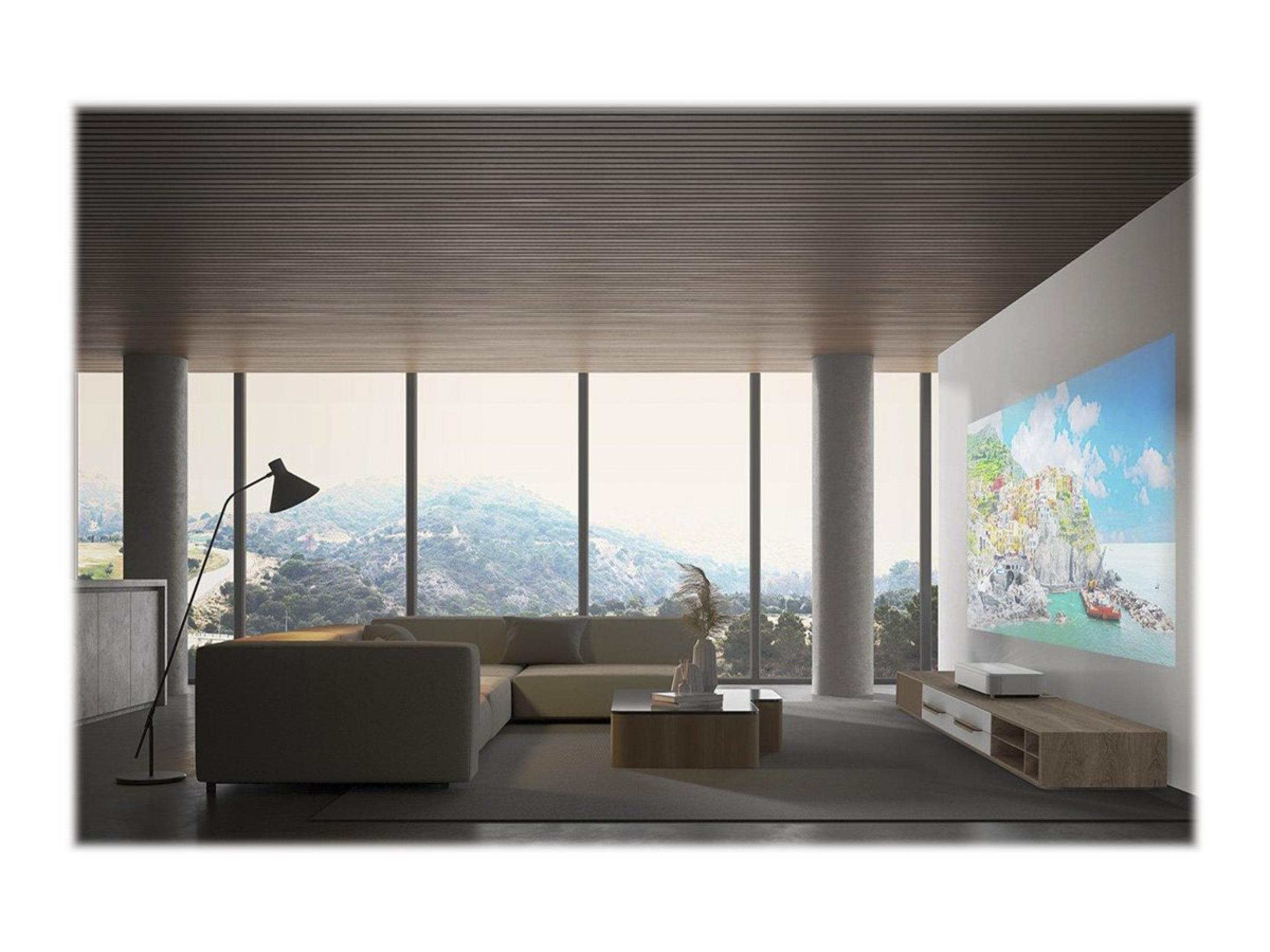 Nowoczesny salon z wyświetlanym obrazem na ścianie.