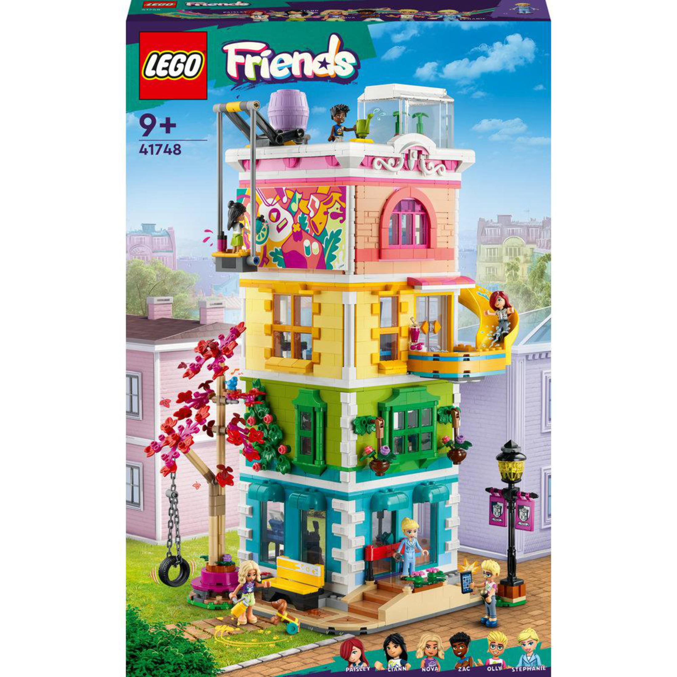 Zestaw LEGO Friends z wielopiętrowym budynkiem z figurkami i akcesoriami na tle nieba.