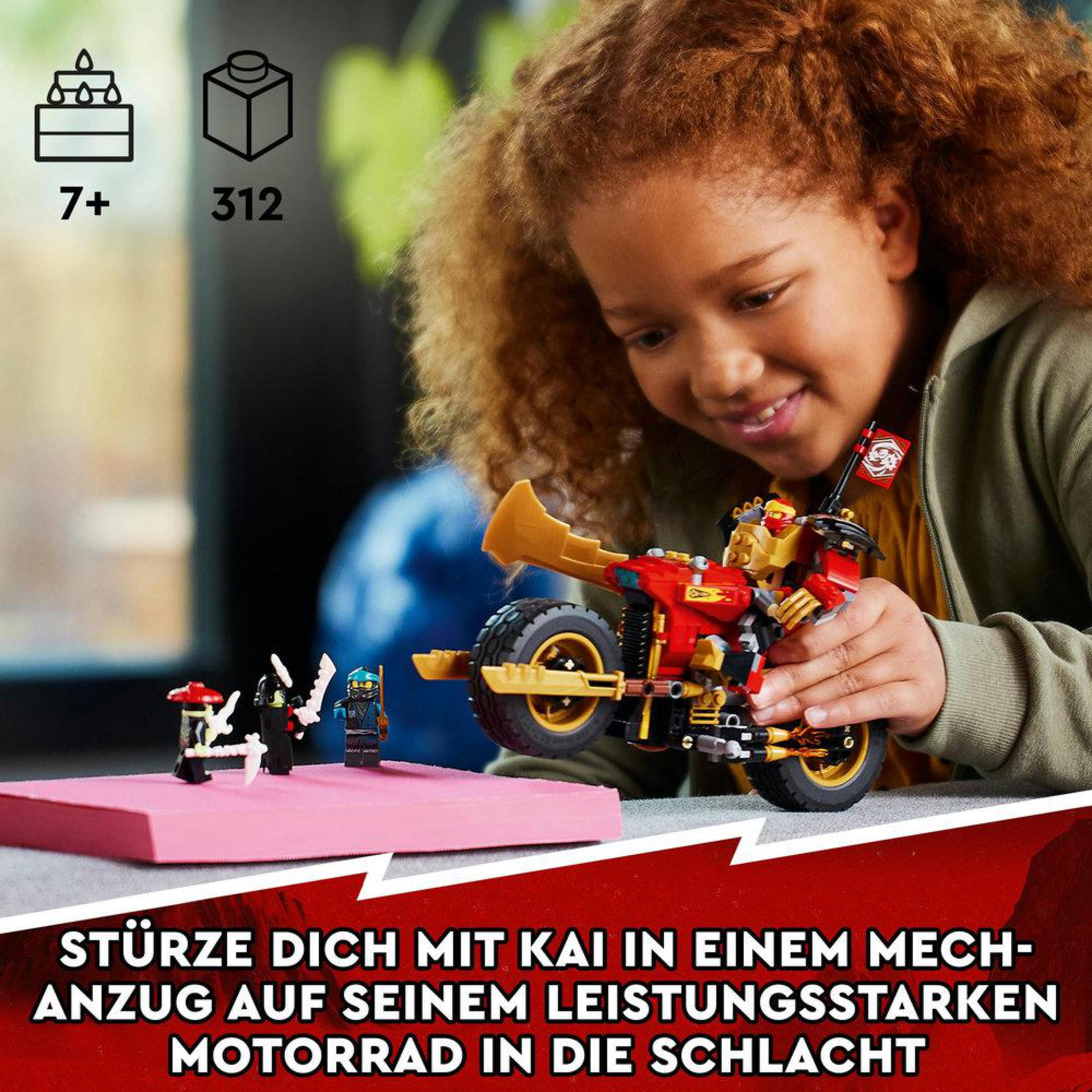 Een kind speelt met een Lego Ninjago motor. Inclusief figuren, Lego blokken en tekst.