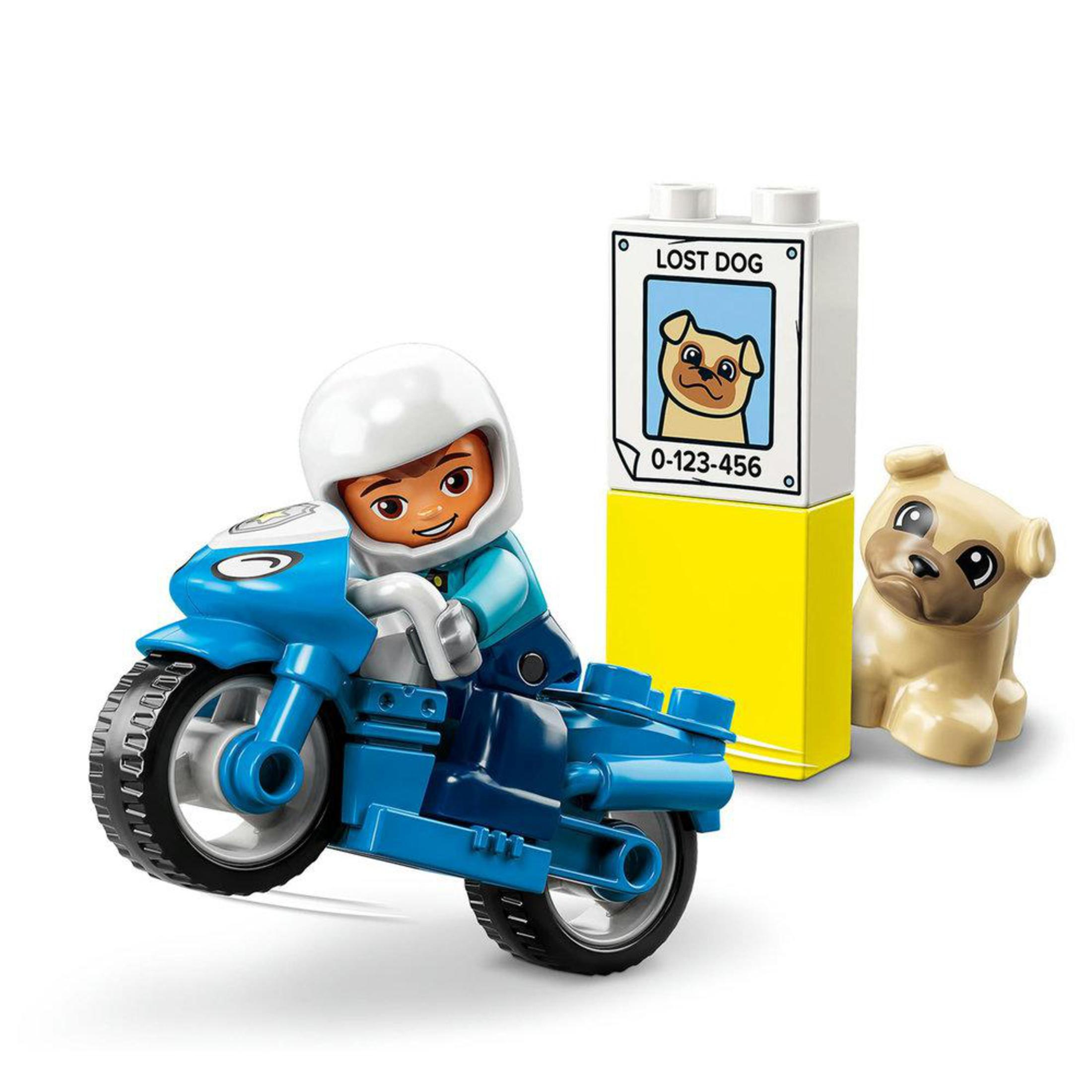 Lego set: een jongen op een blauwe motor, een bord met 'verloren hond' en een hond.