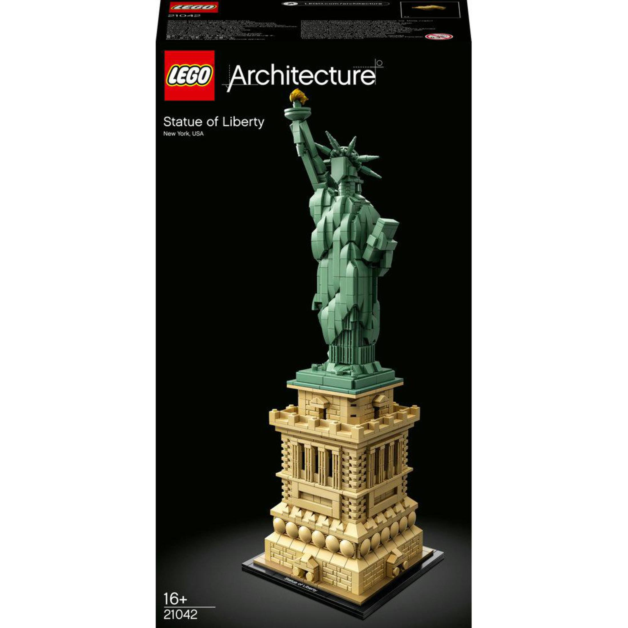 Zestaw Lego Architecture z Statuą Wolności stoi na czarnej podstawie, na czarnym tle.