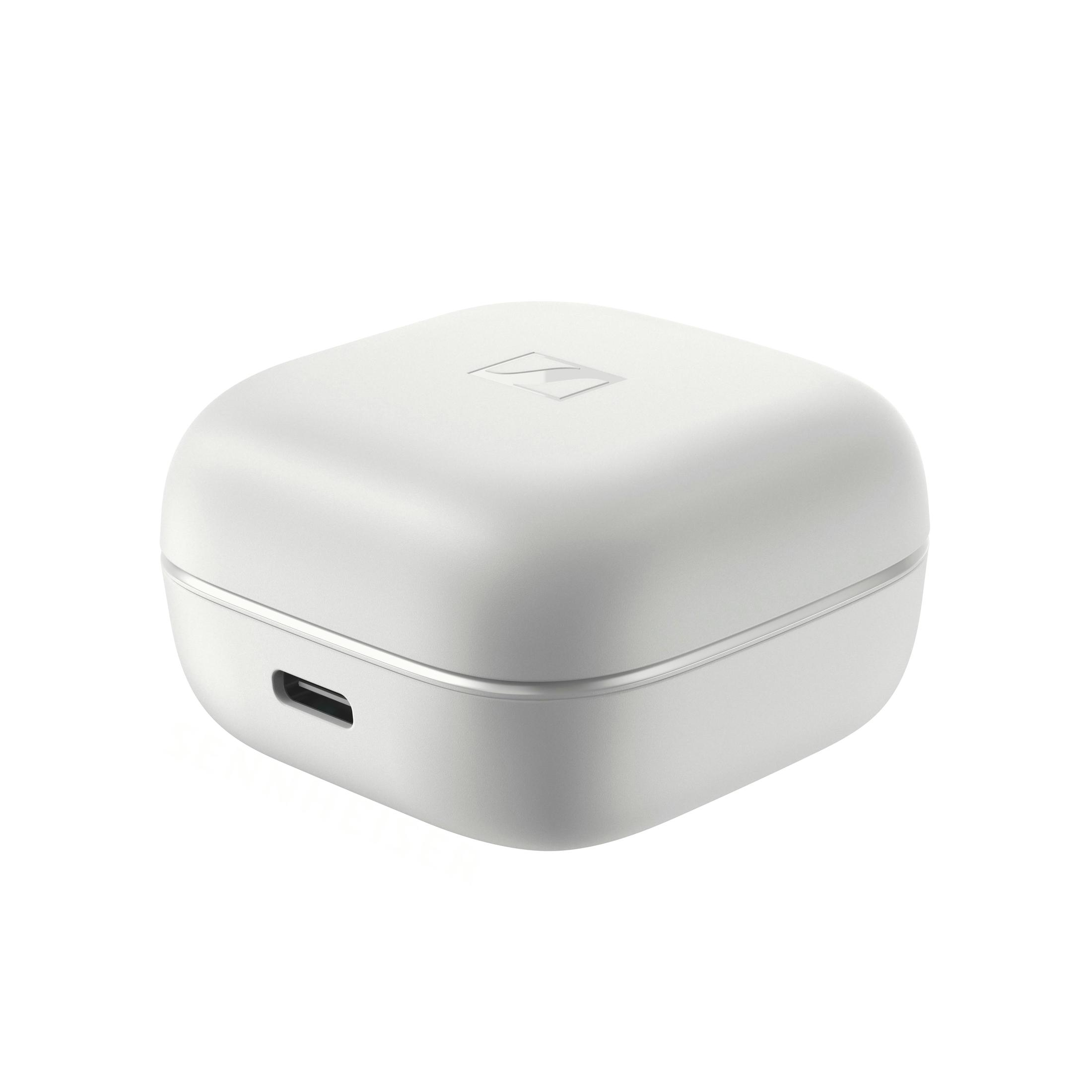 Estuche de carga de auriculares Sennheiser blanco con puerto USB-C. Fondo blanco.