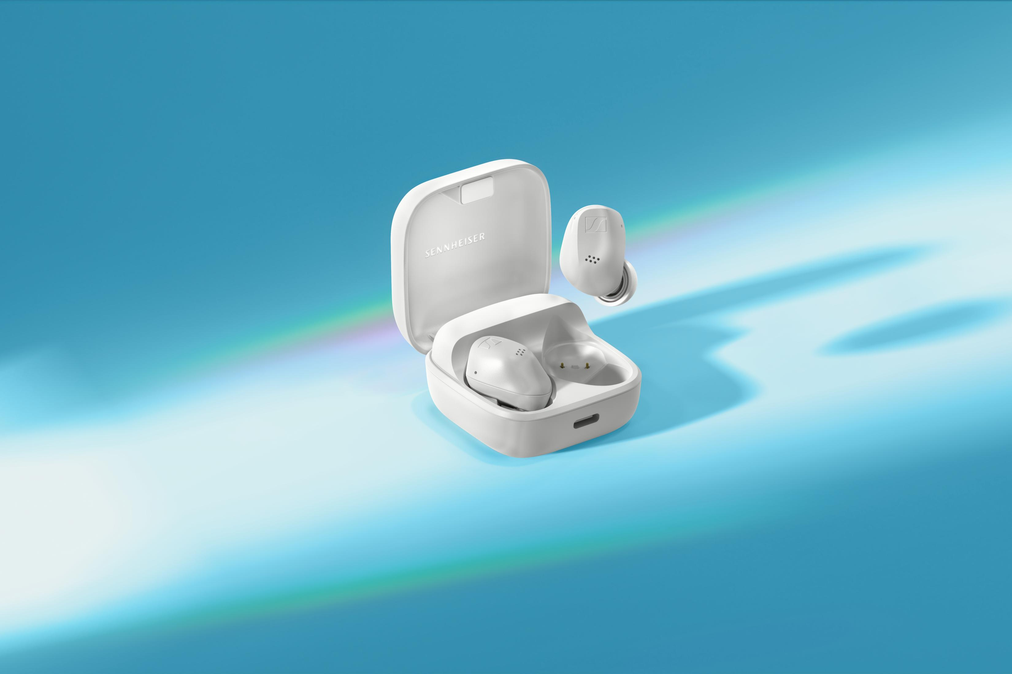 Auriculares blancos en un estuche de carga blanco, un auricular fuera del estuche. Fondo azul y arcoíris.