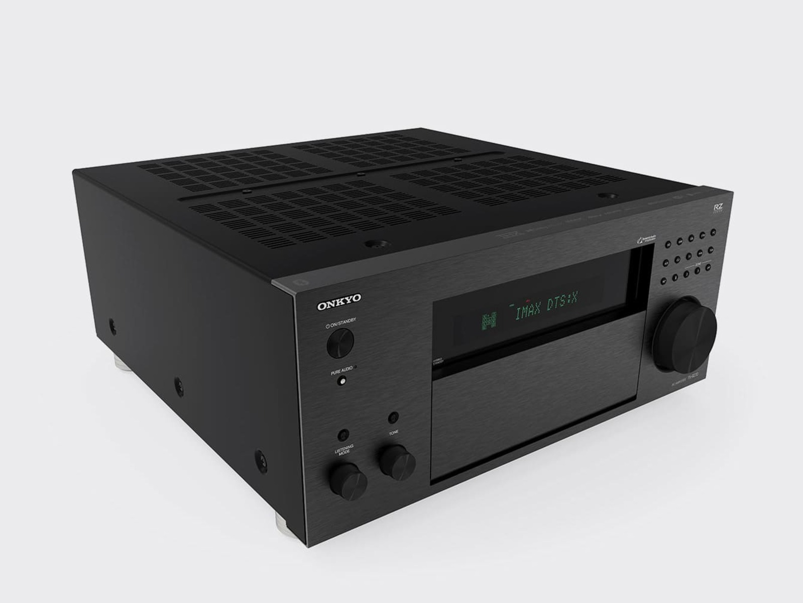 Schwarzer Onkyo-Receiver. Die Vorderseite hat ein Display, Knöpfe und Regler. Die Oberseite hat Lüftungsöffnungen.