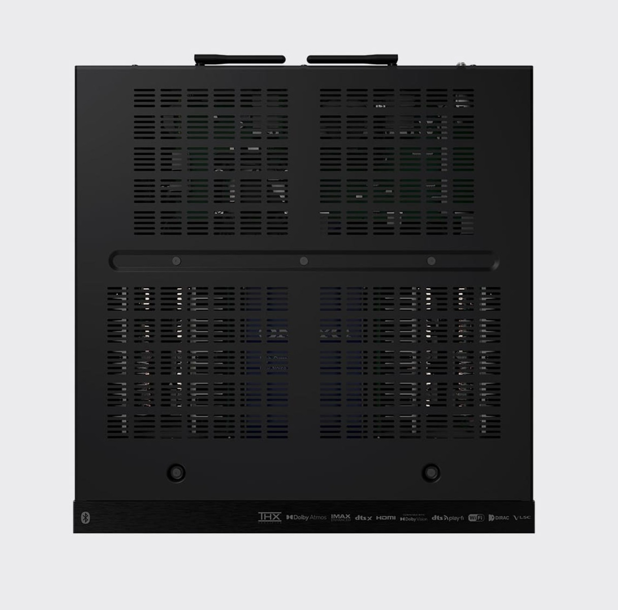 Schwarzer Audio-Visuell-Receiver. Draufsicht, mit Lüftungsschlitzen und Logos wie THX, Dolby Atmos, DTS:X.