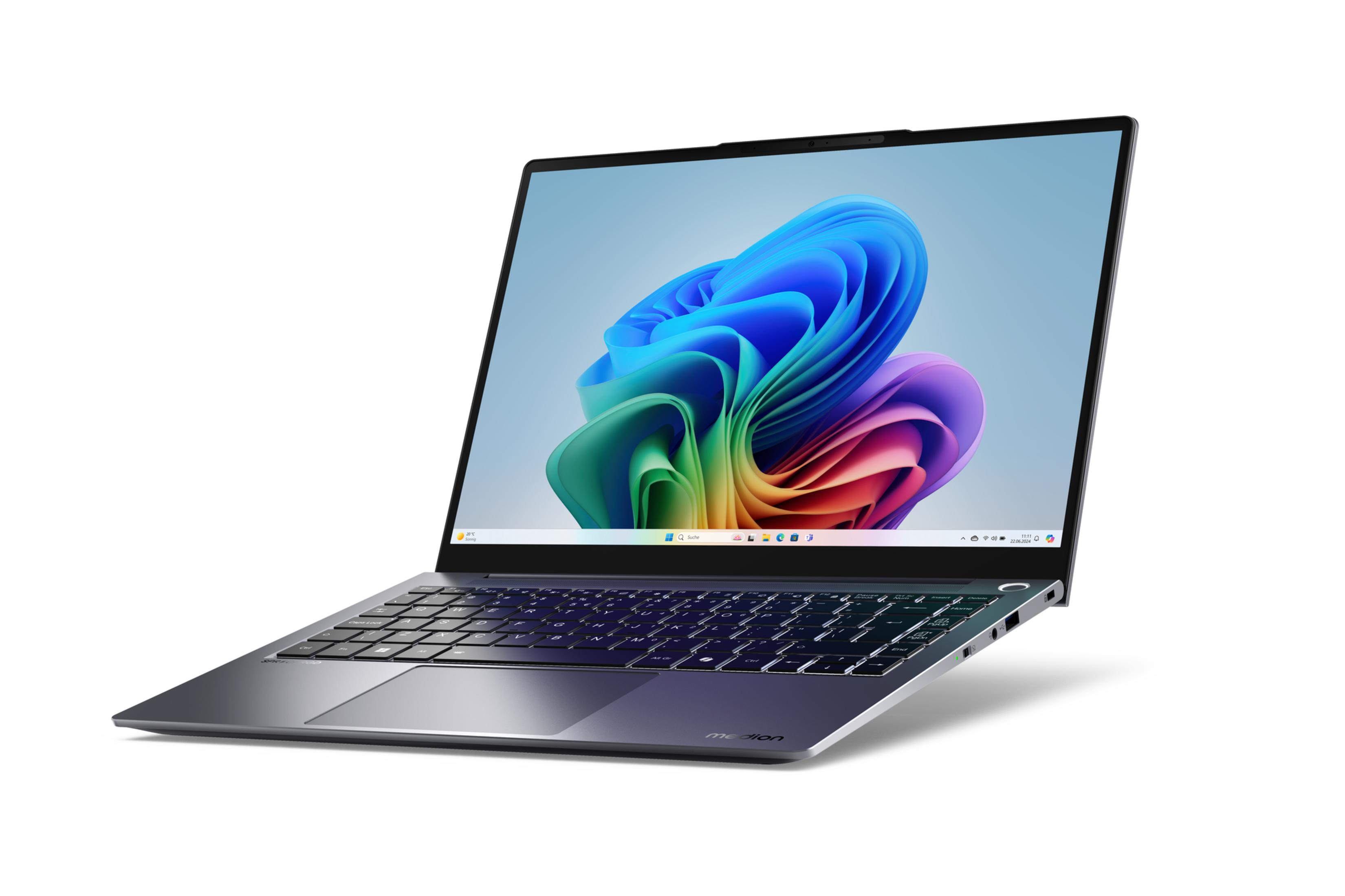 Laptop, otwarty, z niebiesko-fioletowym ekranem, białe tło, widok z boku.