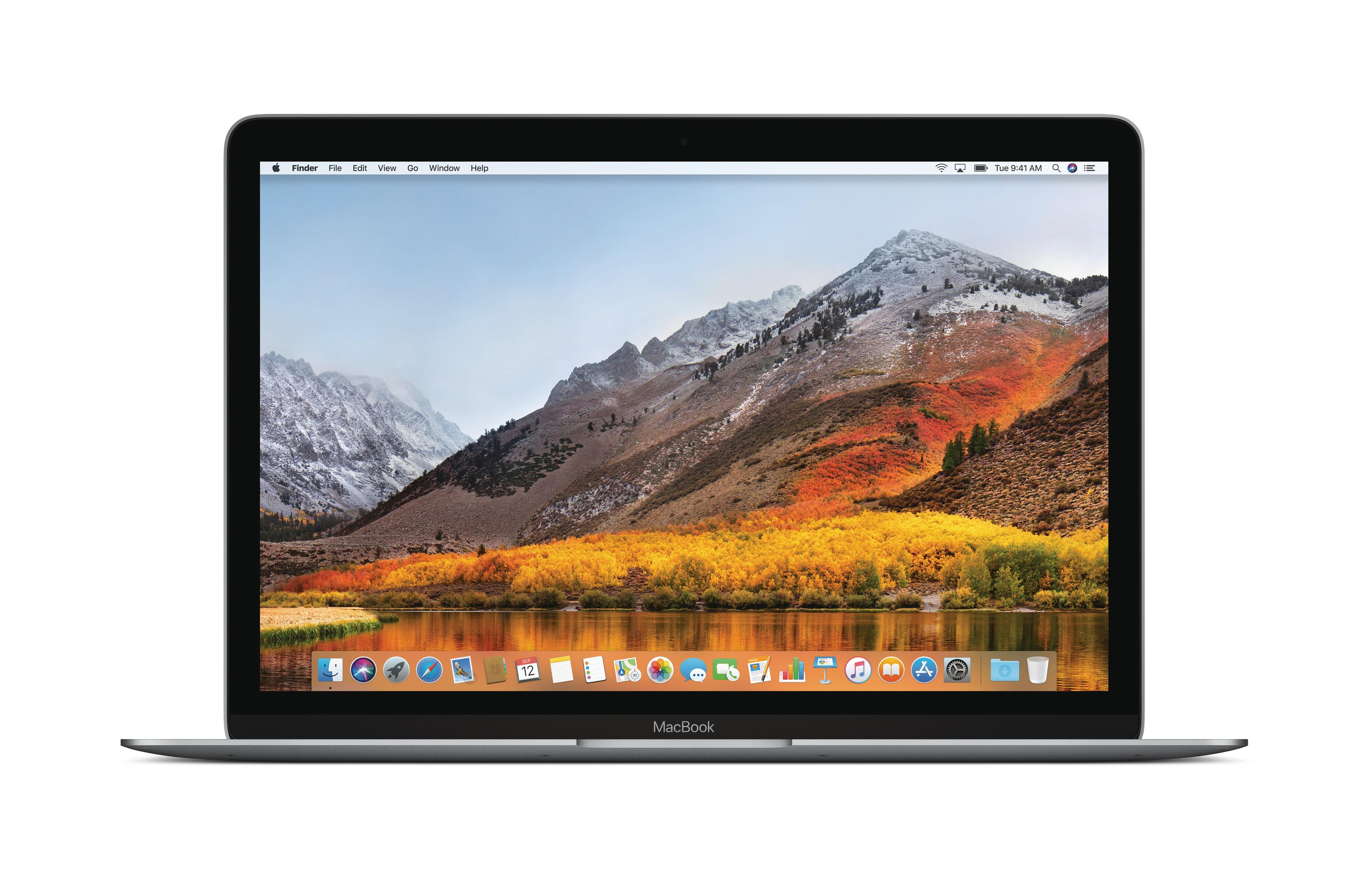 Offenes MacBook Pro. Das Display zeigt eine Berglandschaft mit See, Herbstlaub und schneebedeckten Gipfeln.