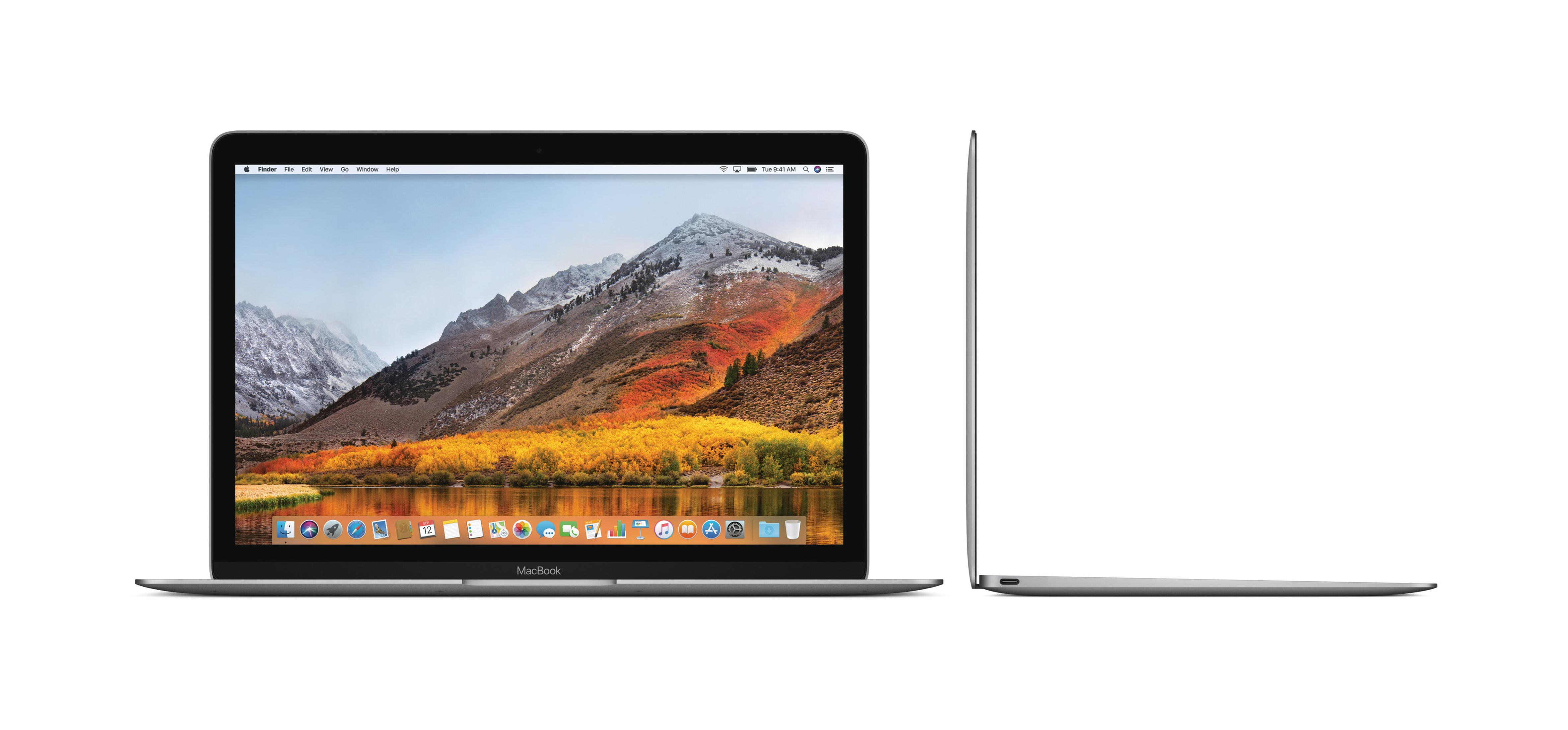 Laptop auf Weiß. Display zeigt Berg- und Seelandschaft. Seitenansicht des Laptops ebenfalls sichtbar.