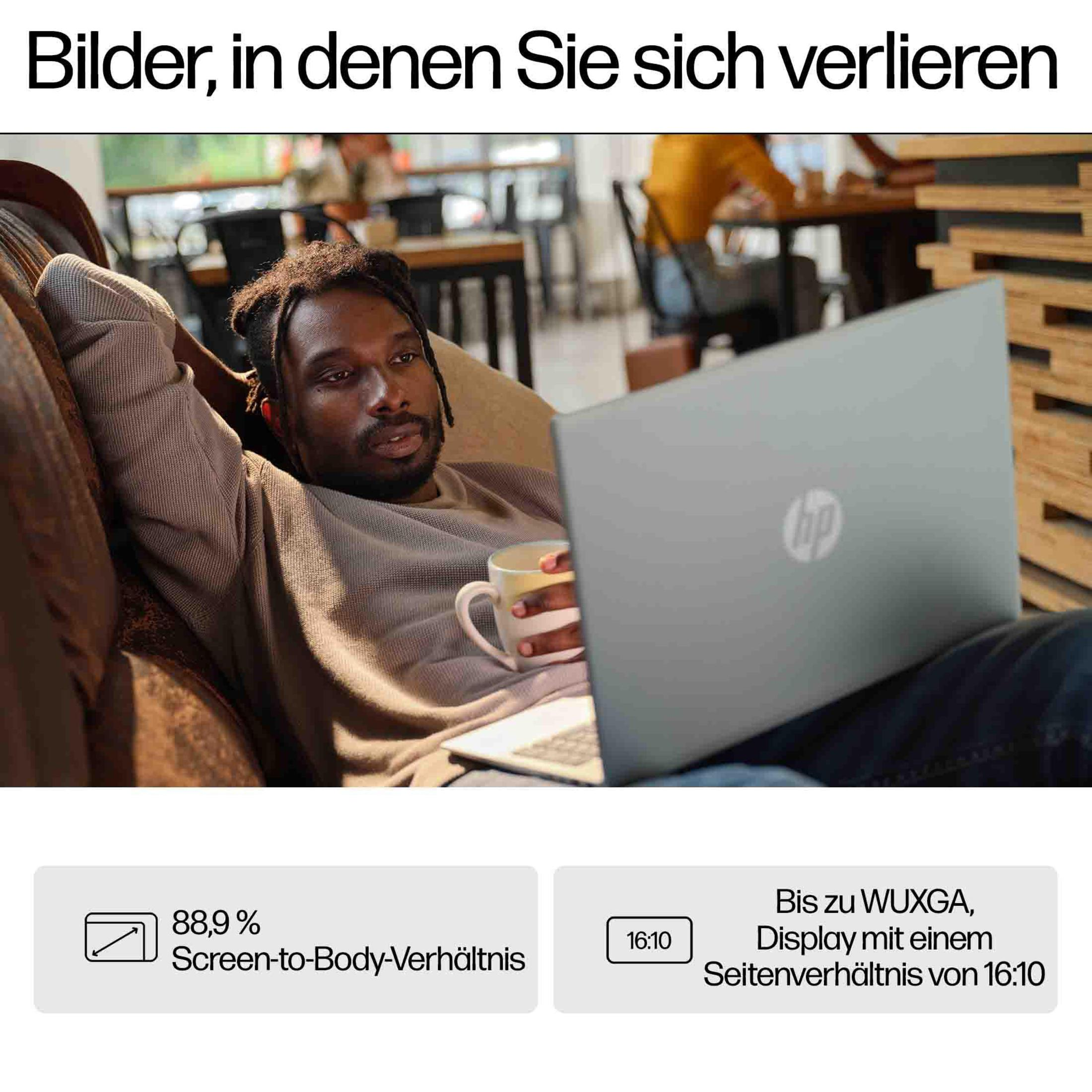 Mann auf Couch mit grauem HP Laptop. Text-Overlay mit Bildschirm-zu-Körper-Verhältnis und Seitenverhältnis.