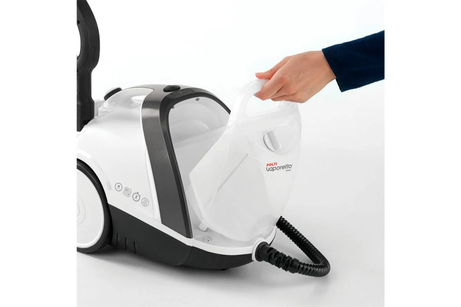 Una persona rimuove il serbatoio dell'acqua da un pulitore a vapore bianco e nero.