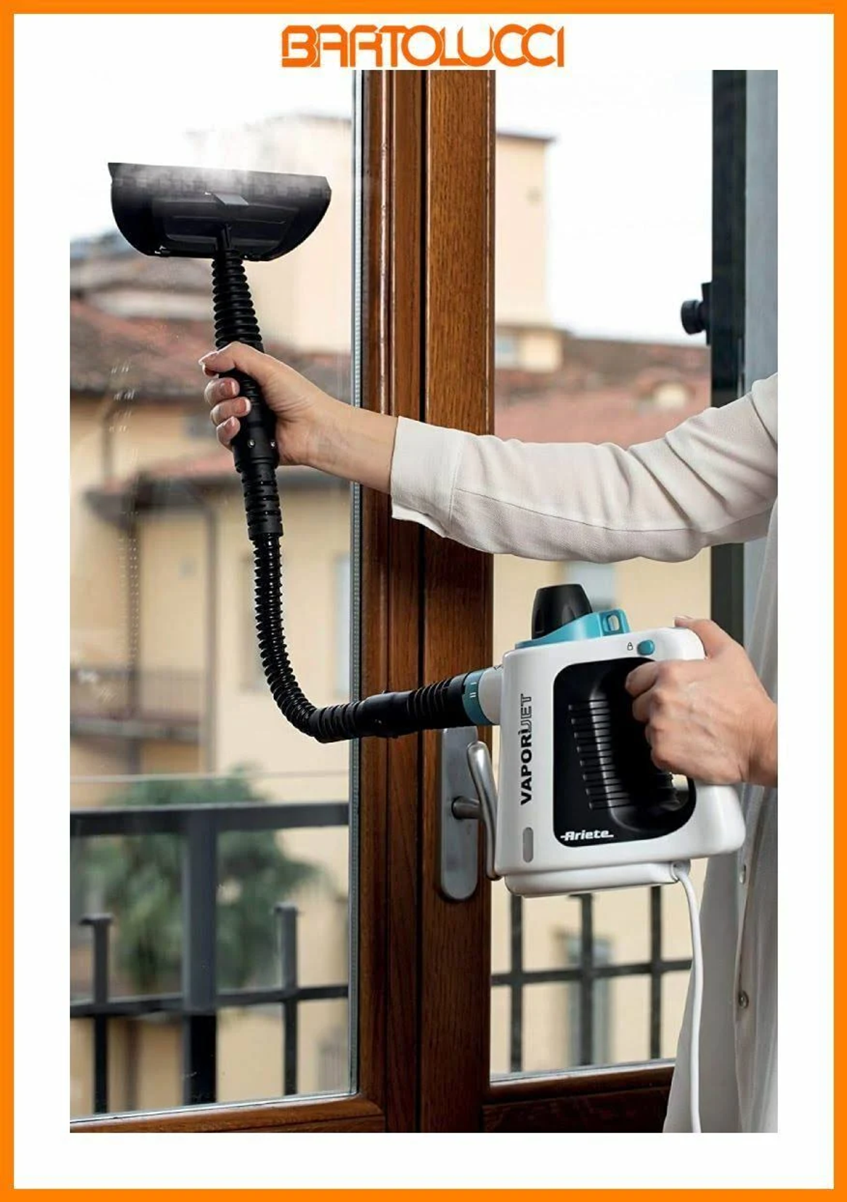 Kobieta używa ręcznego parowaru do czyszczenia okna.