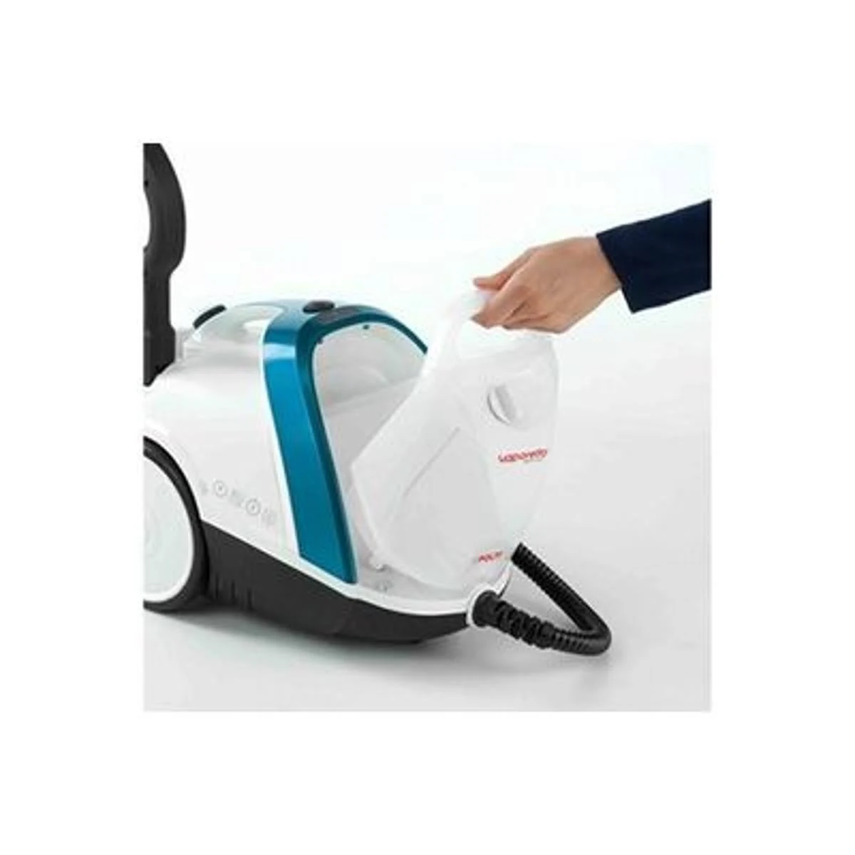 Dłoń wyjmuje przezroczysty zbiornik z białego i turkusowego odkurzacza parowego na białej powierzchni.