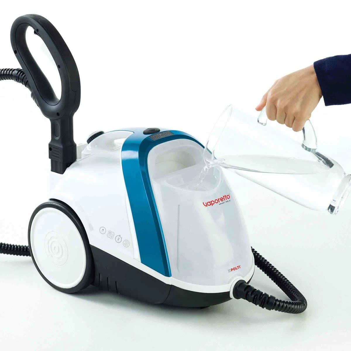 Osoba wlewa wodę z dzbanka do białej i turkusowej myjki parowej. Białe tło.