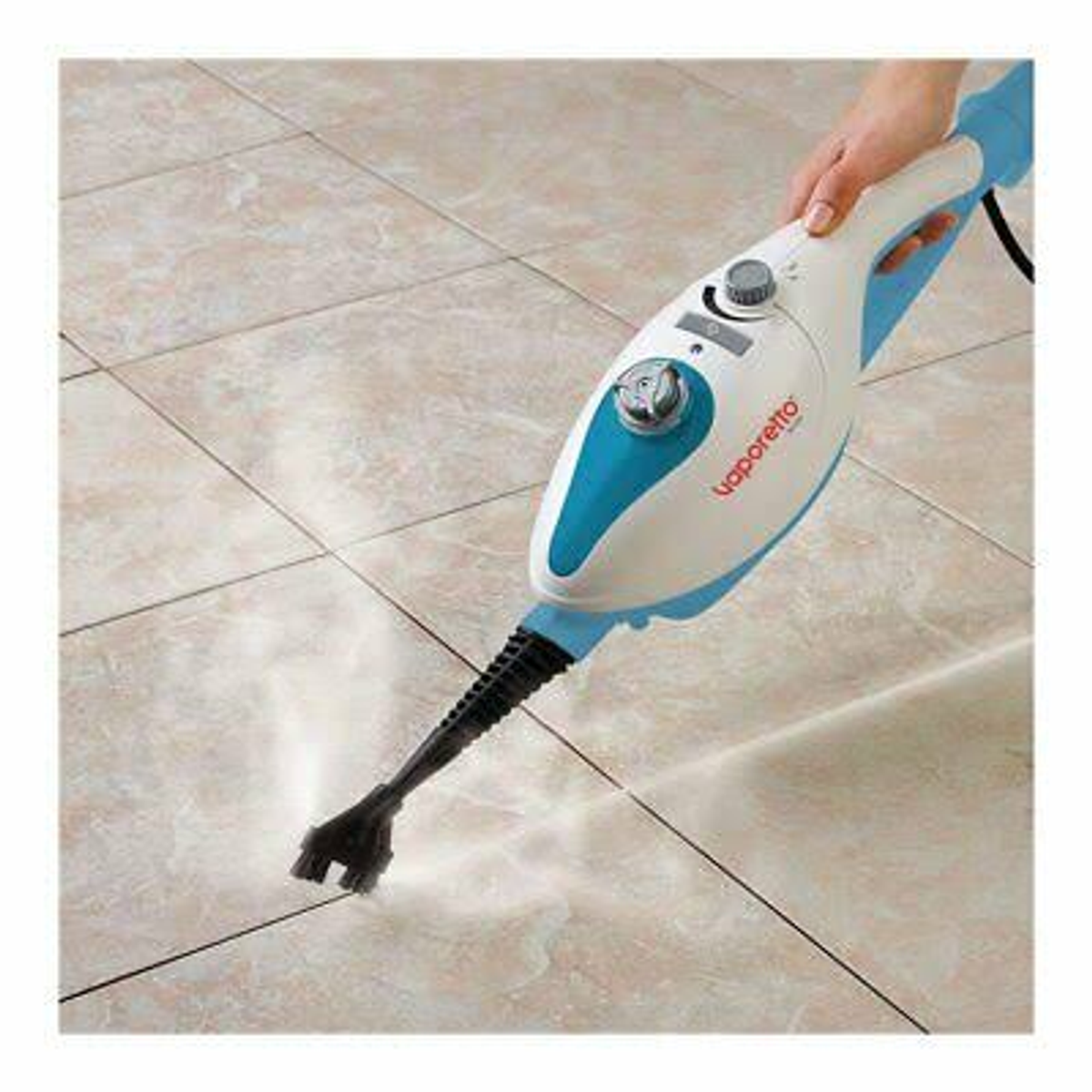 Mop parowy czyszczący podłogę z płytek, widoczna para, białe tło.