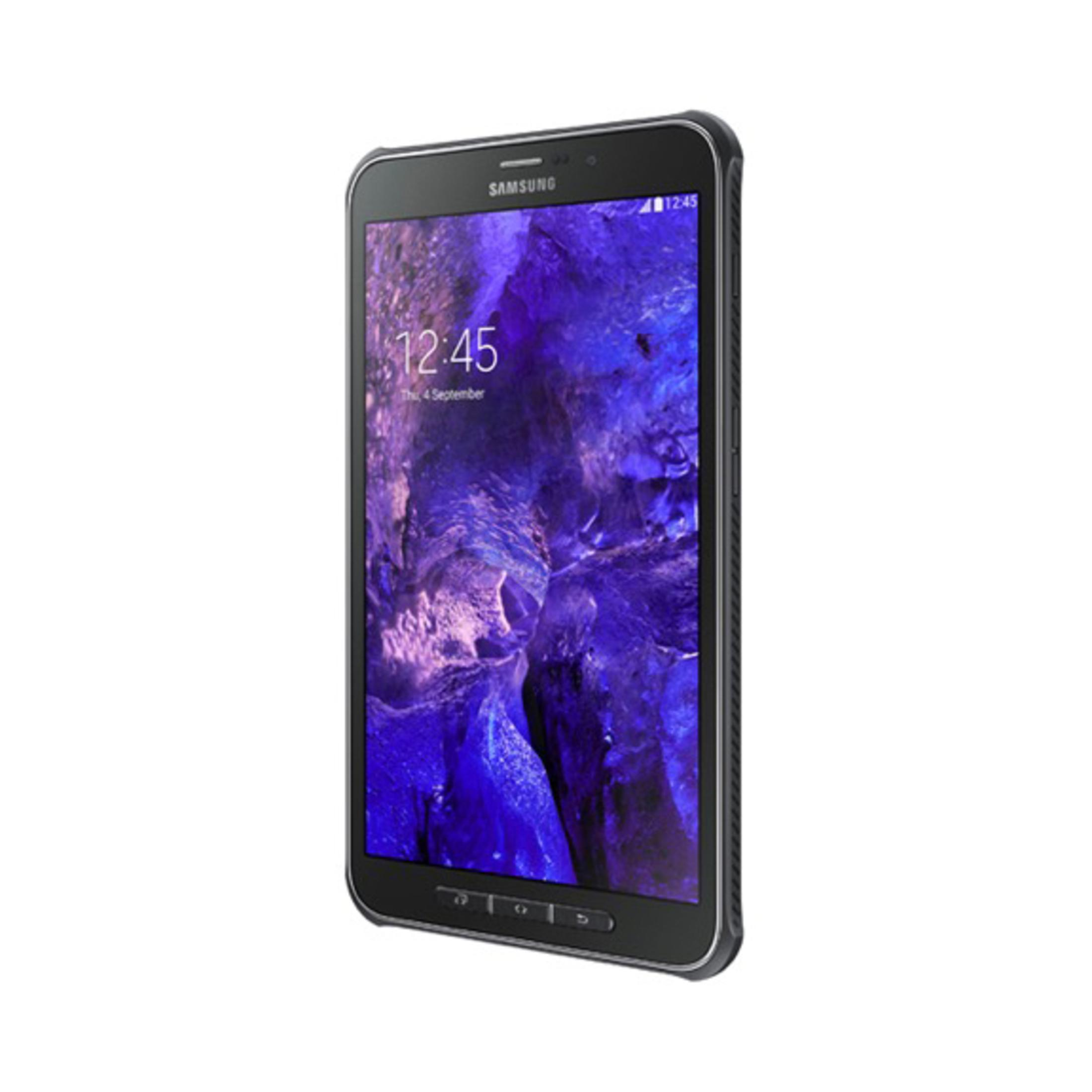 Schwarzes Tablet auf weißem Hintergrund, Bildschirm zeigt Uhrzeit und Datum.
