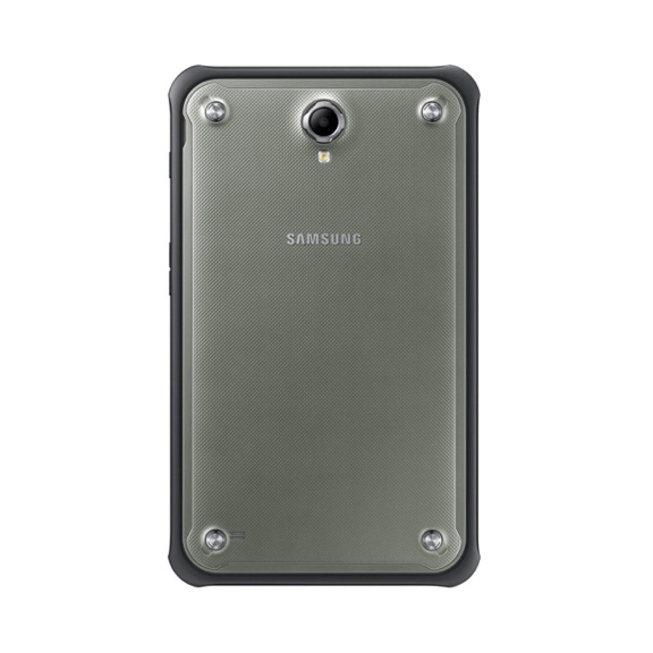 Ein graues Samsung-Tablet mit schwarzem Rand. Die Rückseite des Tablets ist sichtbar.