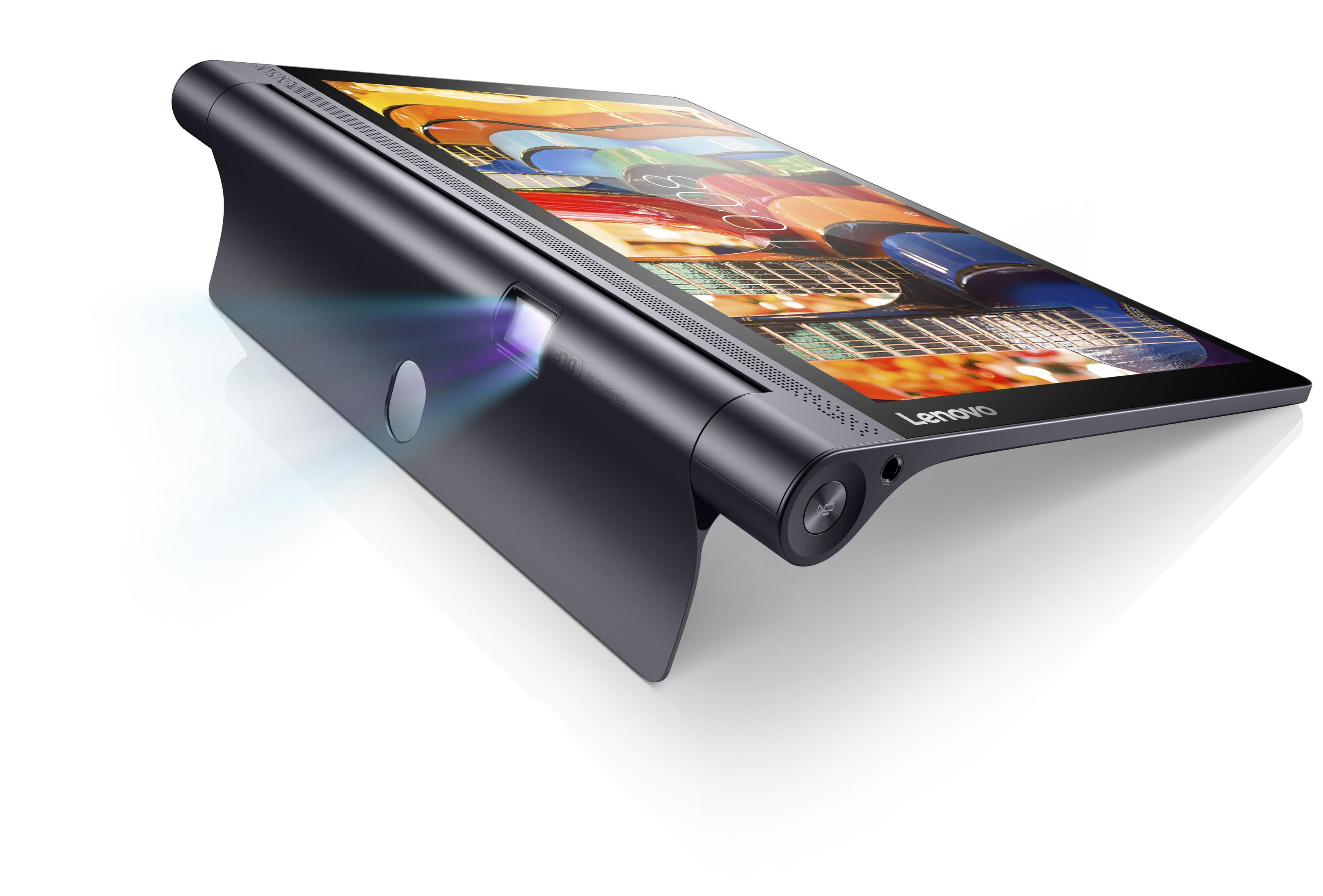 Schwarzes Lenovo Tablet mit Projektor, Winkelansicht, weißer Hintergrund.