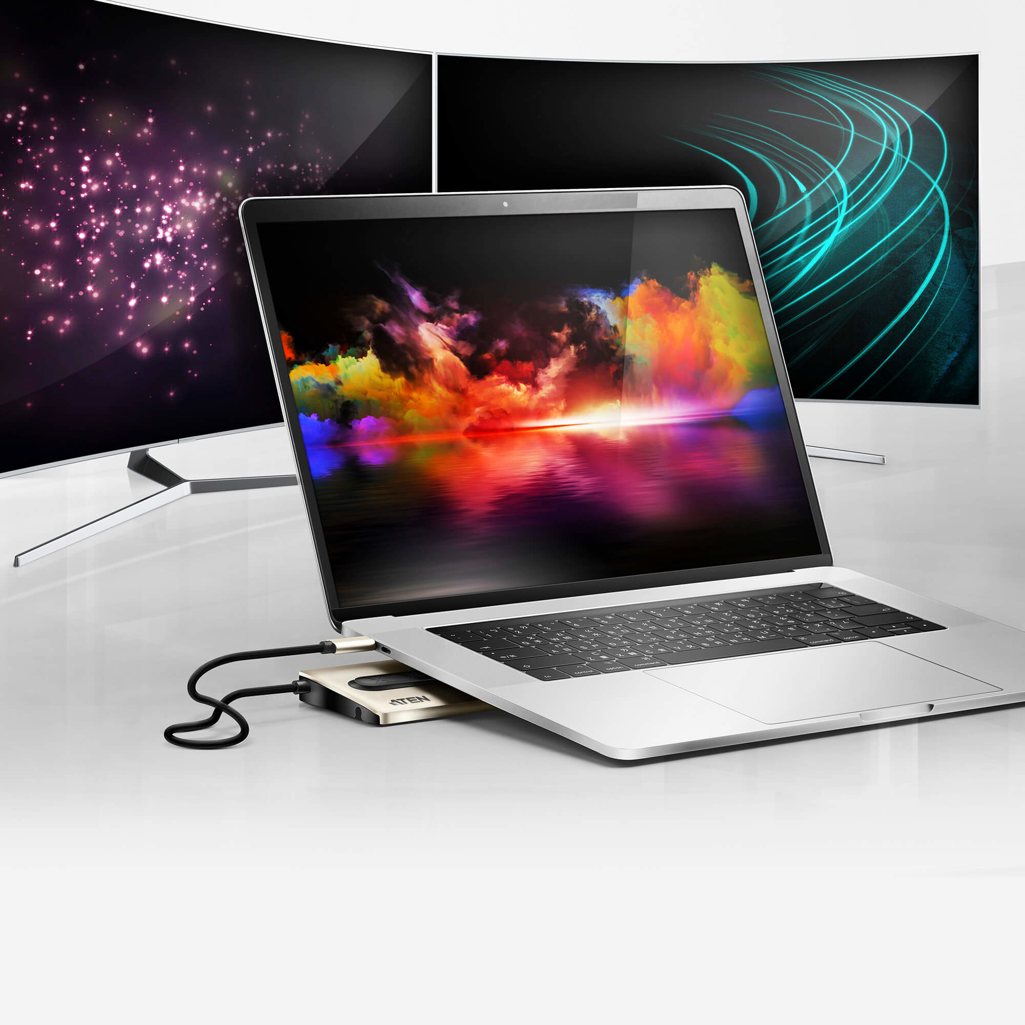 Laptop mit mehreren Bildschirmen. Der zentrale Bildschirm zeigt farbenfrohe Wolken, andere abstrakte Kunst.