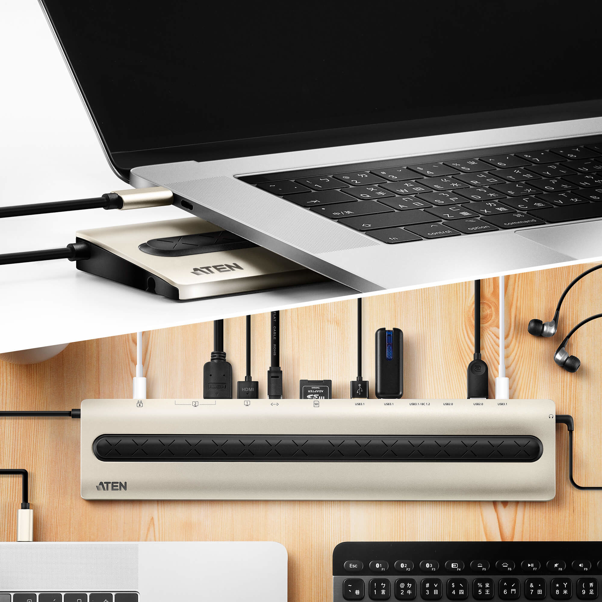 Laptop an Dockingstation angeschlossen, mit verschiedenen Anschlüssen und Geräten.