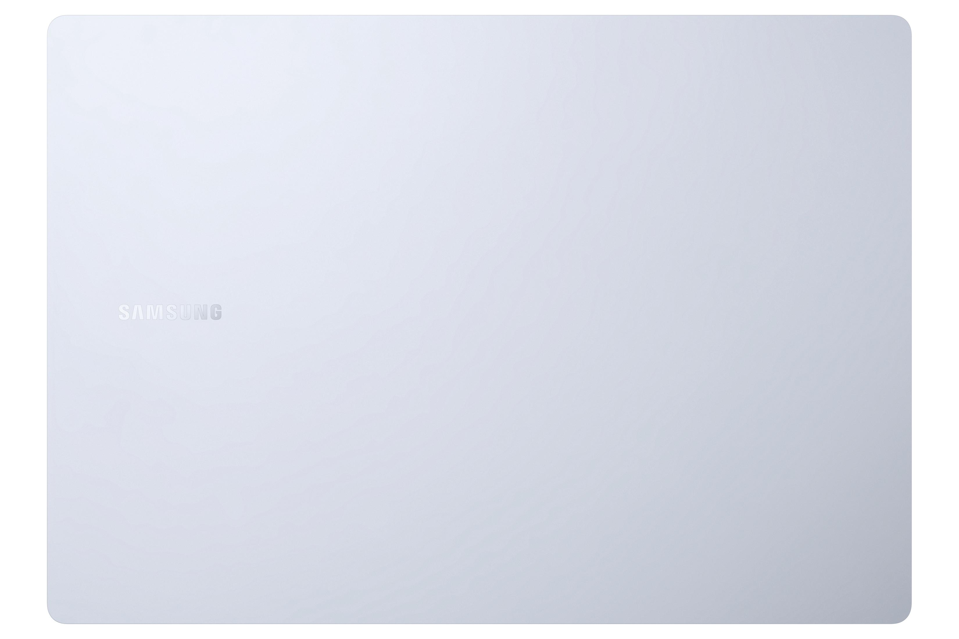 Biała pokrywa laptopa z subtelnym logo Samsung po lewej stronie. Czysta, gładka powierzchnia. Białe tło.