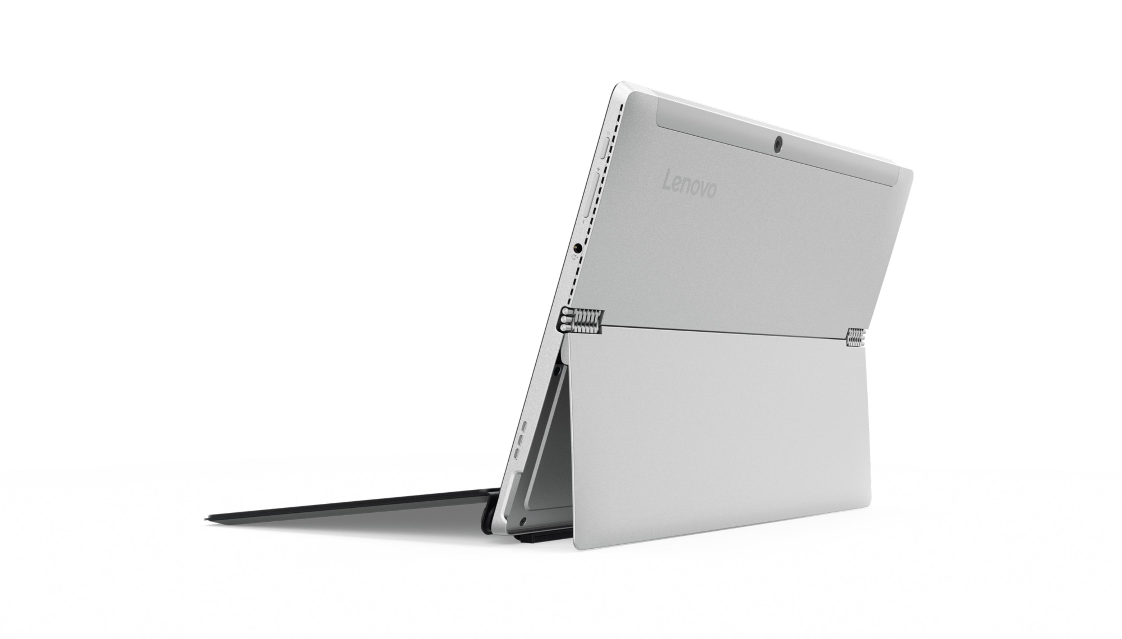 Silberner Lenovo-Laptop, in einem Winkel geöffnet, zeigt die Rückseite.
