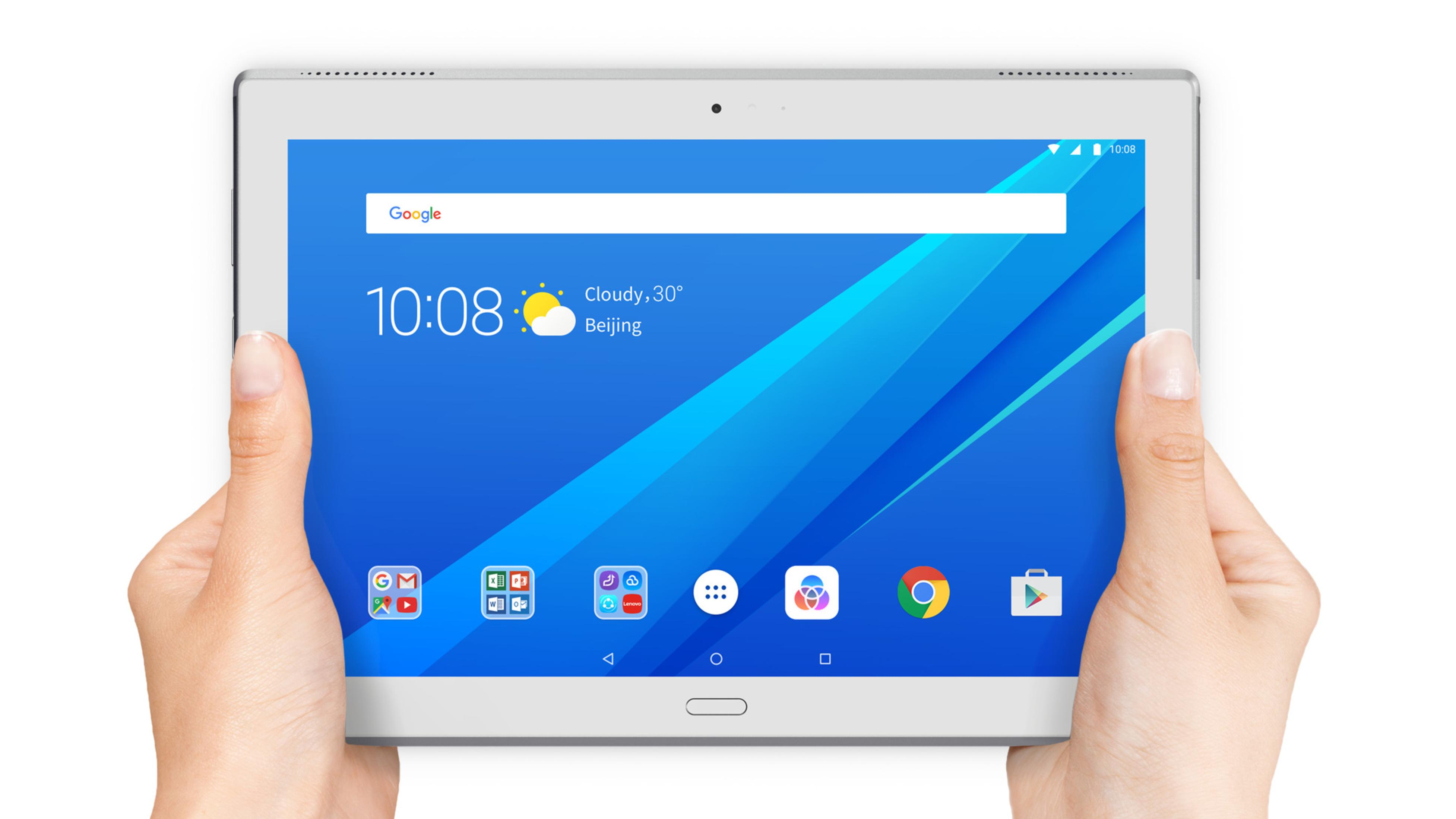 Hände halten ein Tablet mit blauem Bildschirm, der Zeit und Wetter anzeigt.