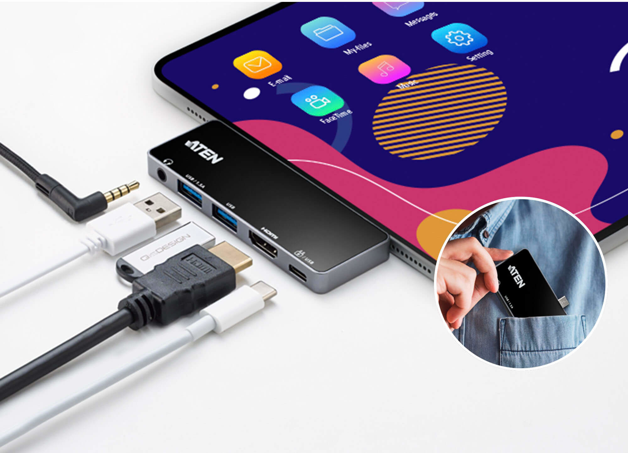 Tablet mit angeschlossenen Kabeln und Hub. Hand steckt kleinen Hub in die Tasche.