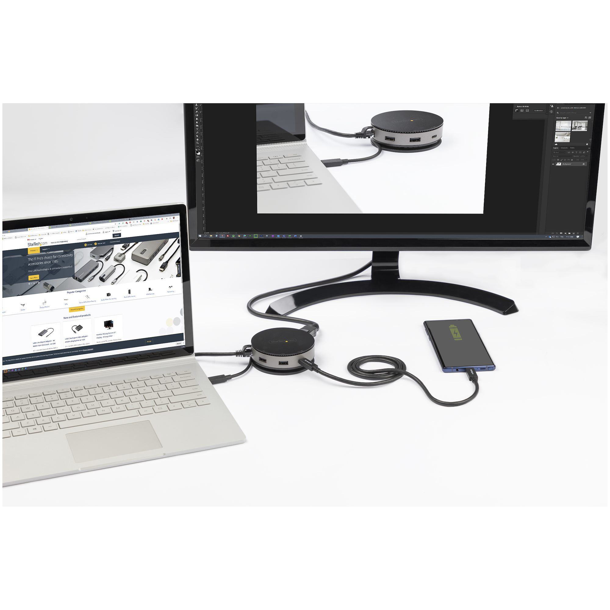 Laptop an Monitor und Hub mit anderen Geräten angeschlossen. Weißer Hintergrund.