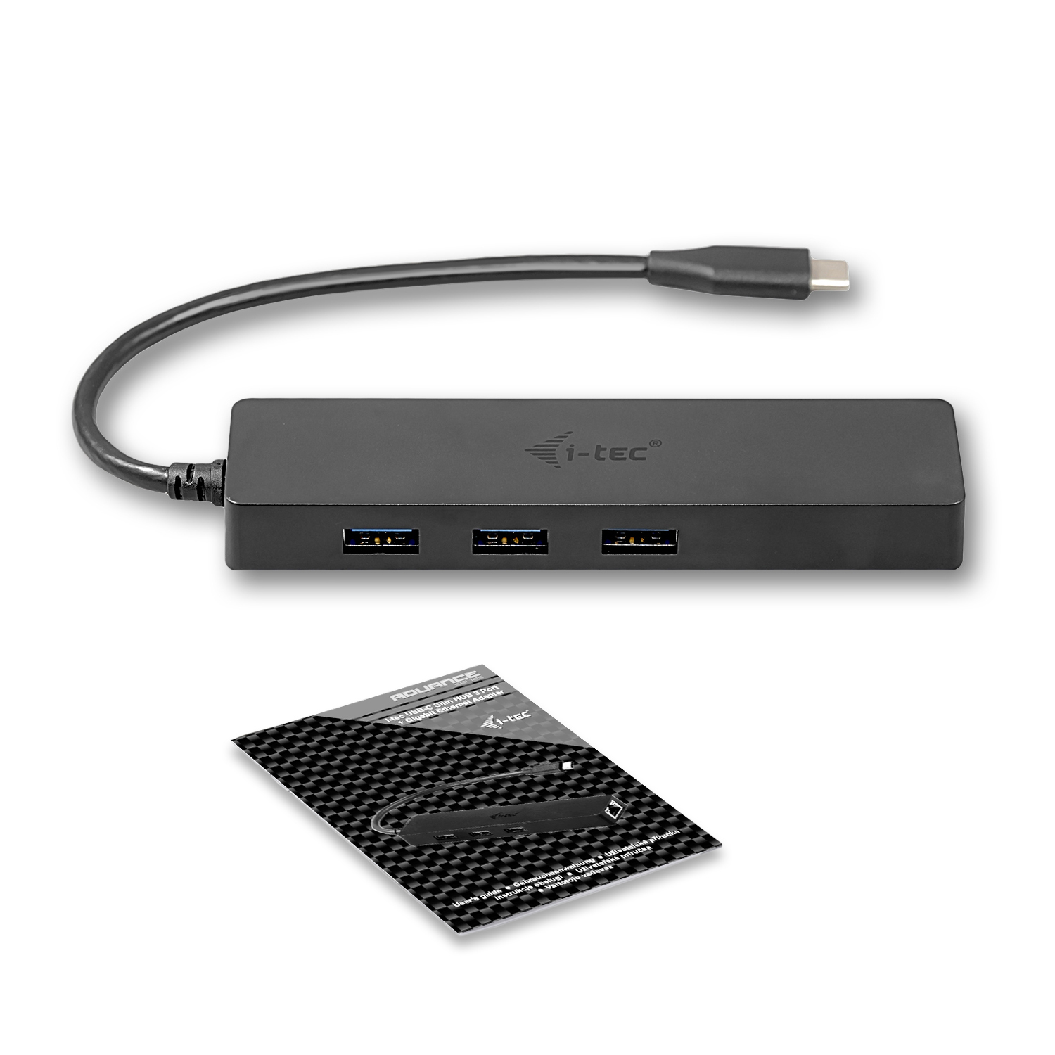 Schwarzer i-tec-Hub mit USB-Anschlüssen und Kabel. Eine Karte mit Text darunter. Weißer Hintergrund.