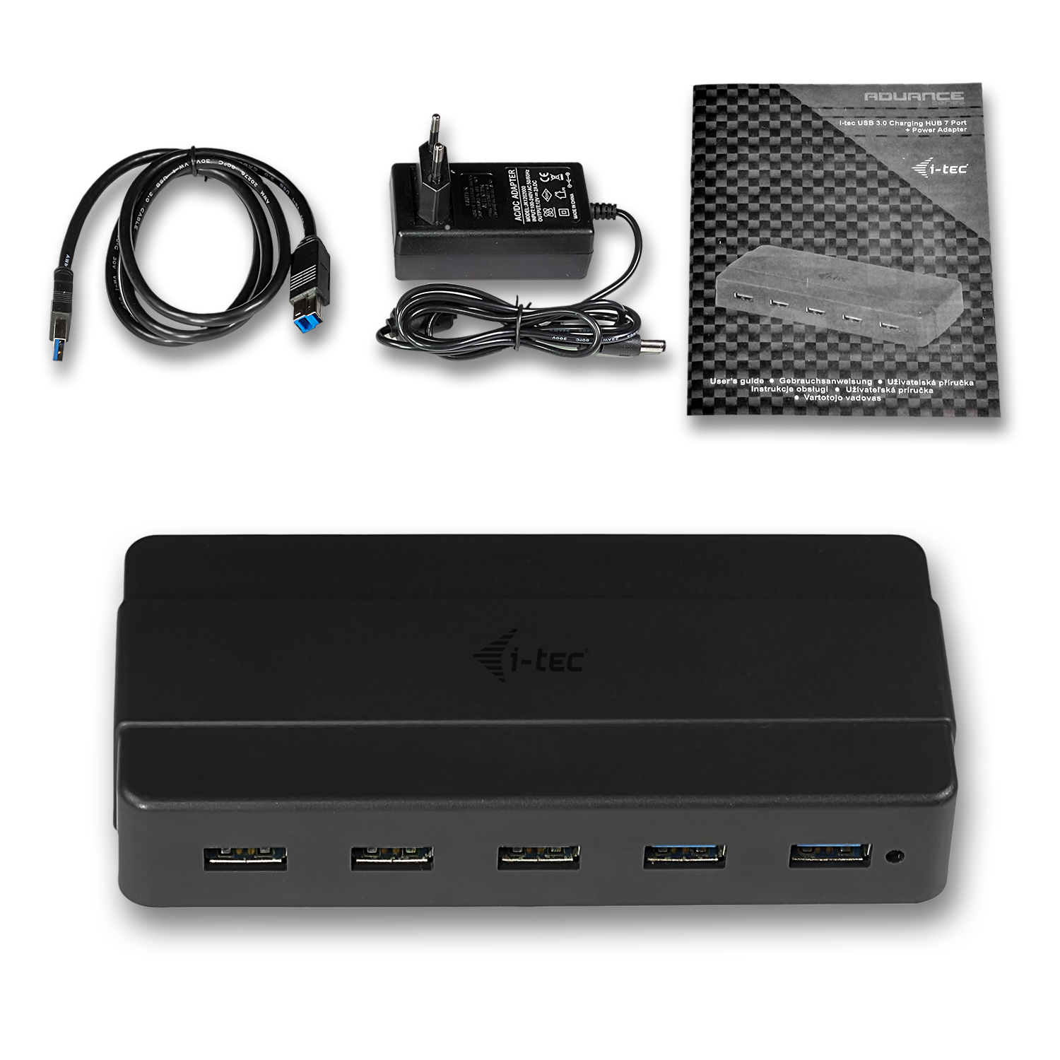 Schwarzer USB-Hub mit Netzteil, Kabel und Handbuch auf weißer Oberfläche.