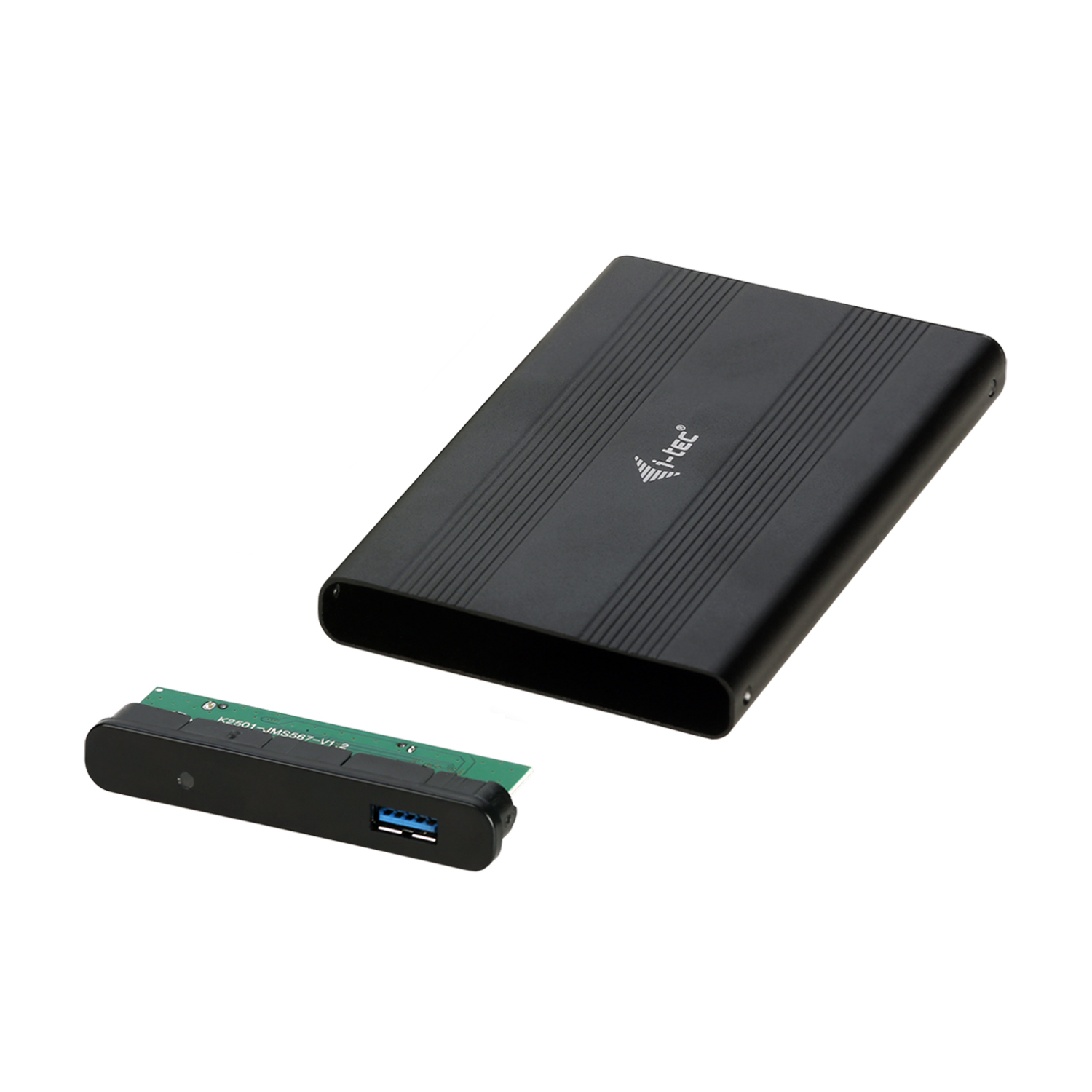Schwarzes Festplattengehäuse und ein kleiner schwarzer Adapter. Der Adapter hat einen USB-Anschluss und eine grüne Leiterplatte.
