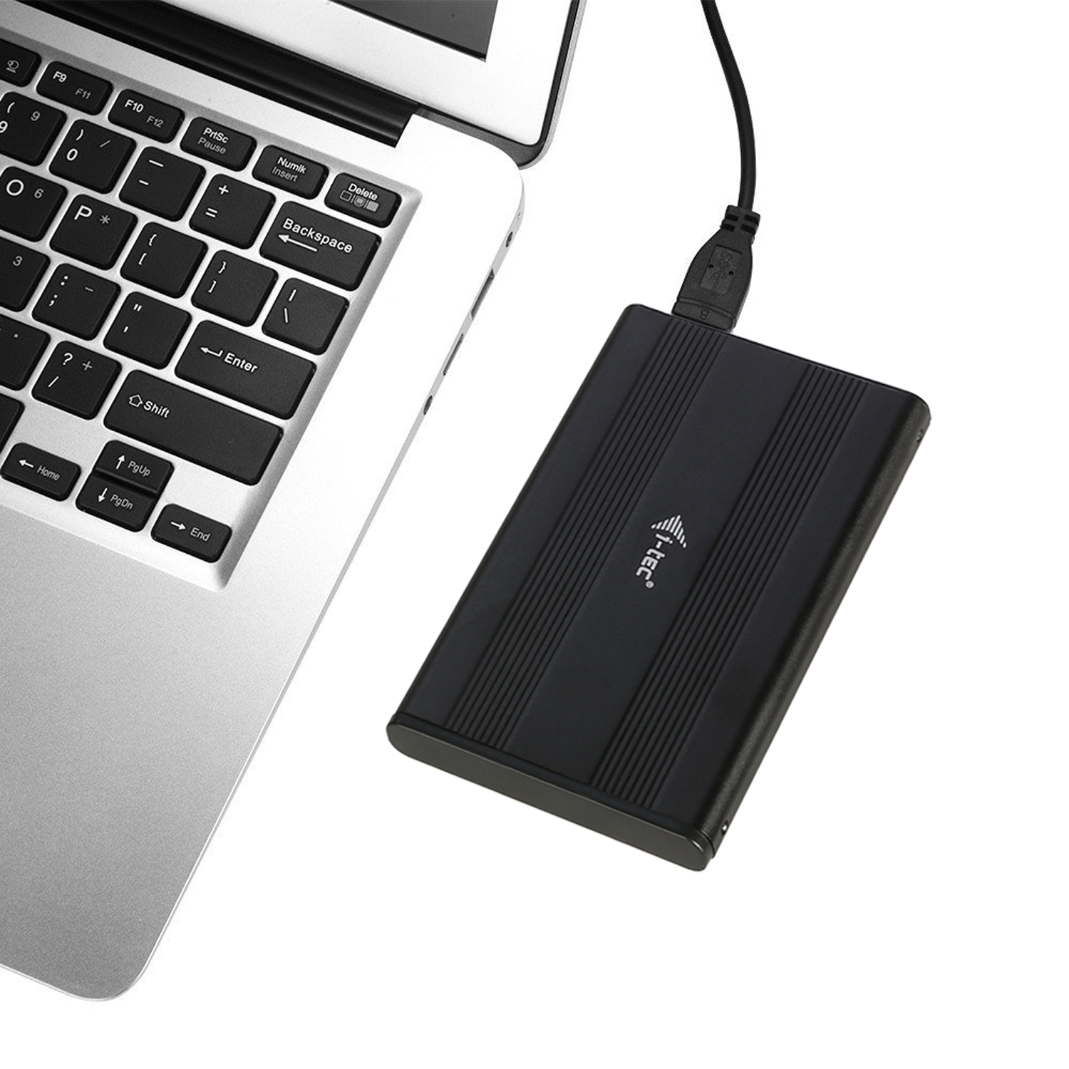Laptop mit einer schwarzen Festplatte, die über ein USB-Kabel angeschlossen ist. Auf weißem Hintergrund gezeigt.