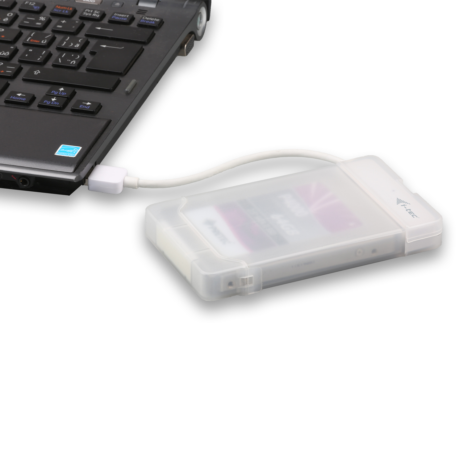 Laptop und ein weißes externes Festplattengehäuse, verbunden über ein weißes Kabel. Weißer Hintergrund.