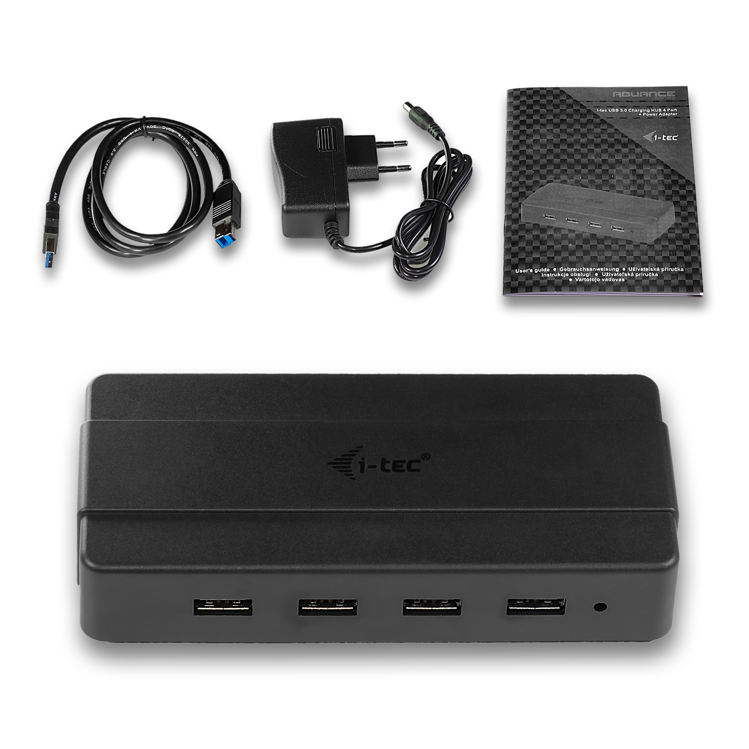 Un concentrador USB negro con cuatro puertos, cable USB, adaptador de corriente y manual sobre blanco.