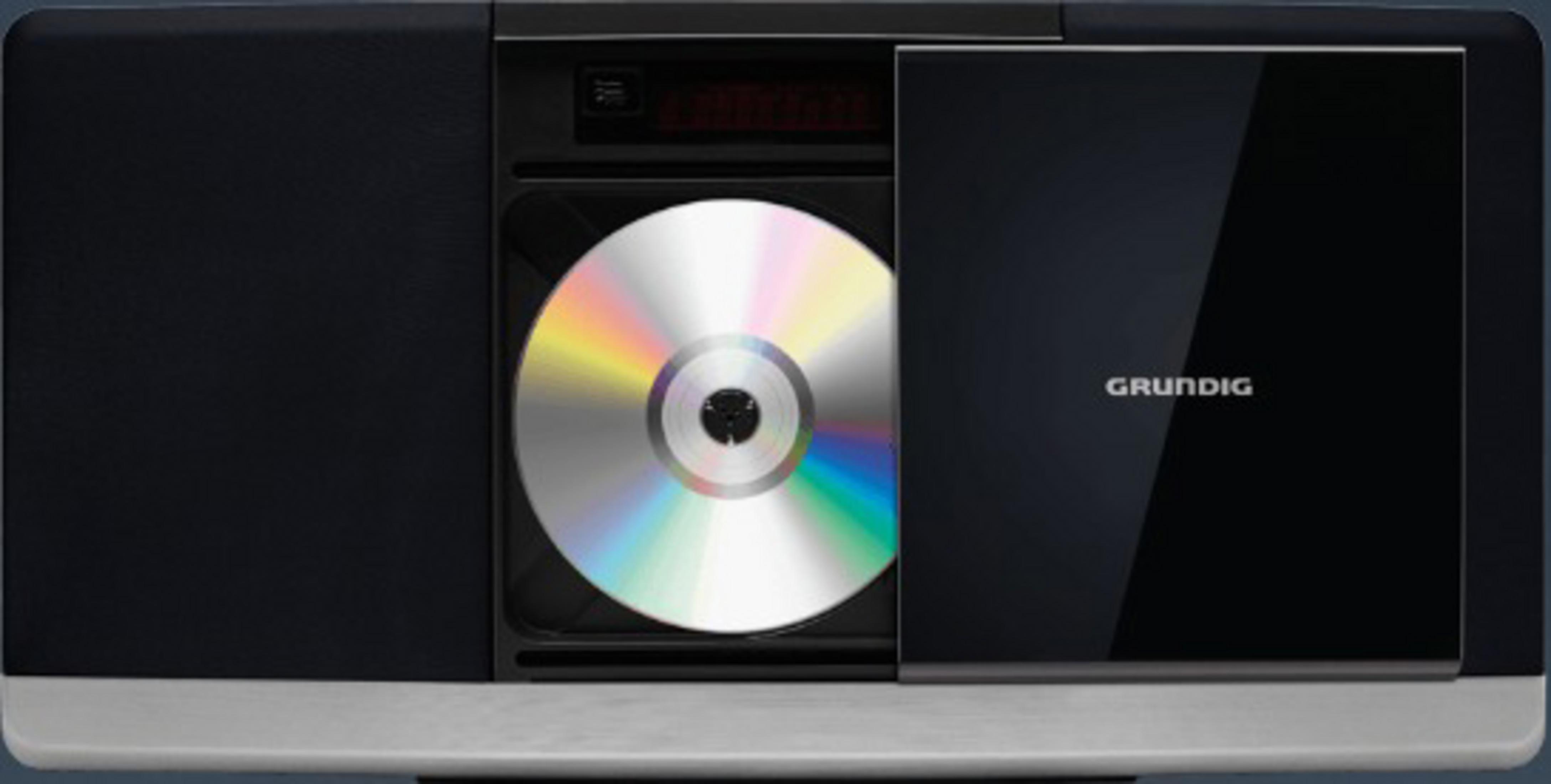 Lettore CD Grundig nero e argento con un CD parzialmente espulso. Lo sfondo è scuro e neutro.
