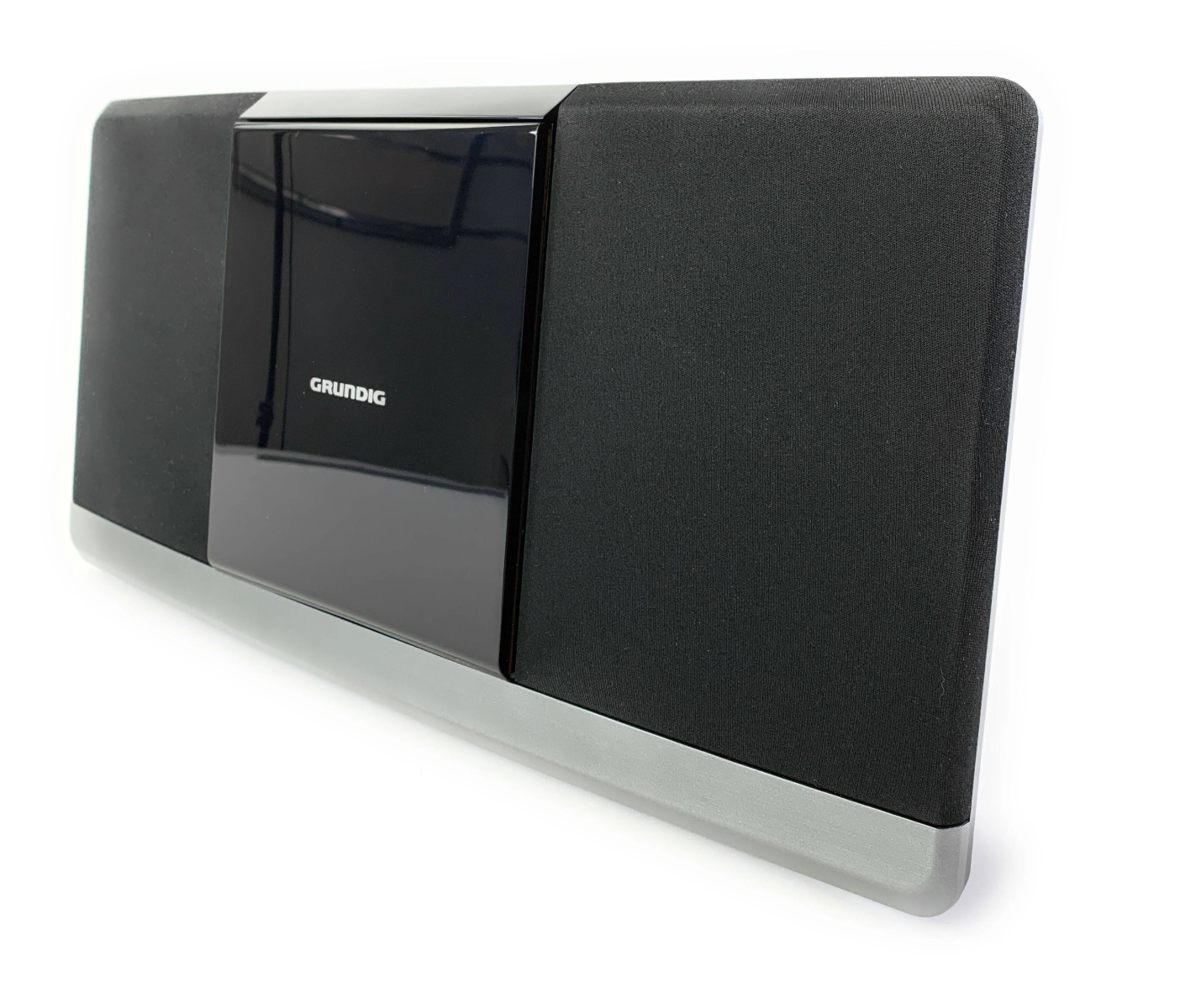 Sistema audio Grundig. Design nero e argento. La parte anteriore presenta un display e delle griglie per altoparlanti.