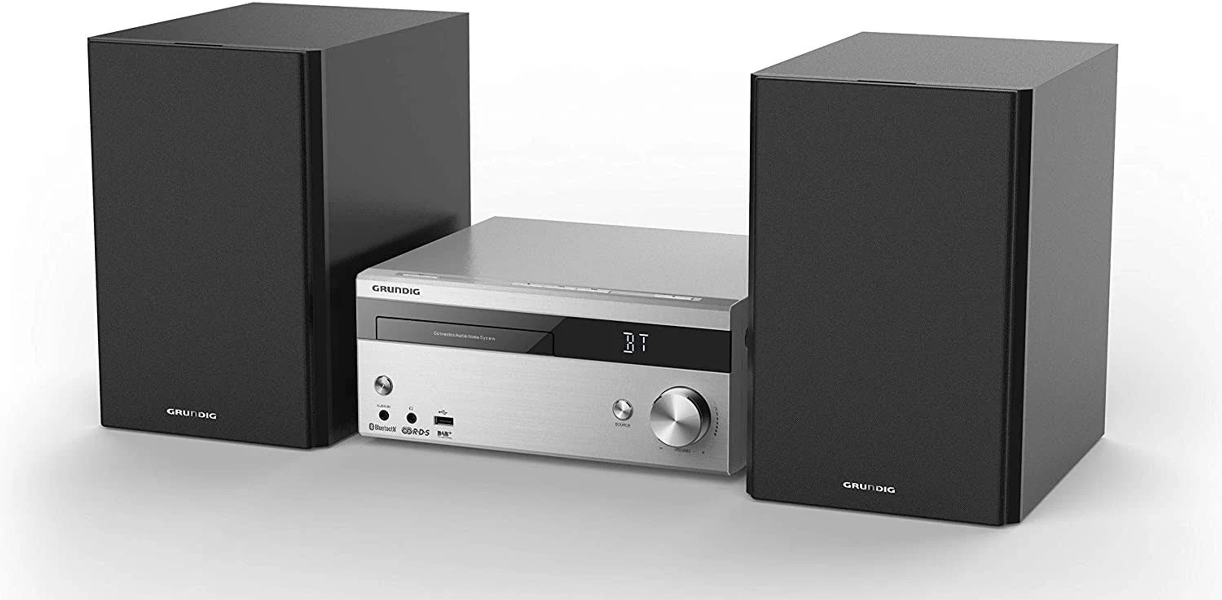 Ein silbernes Grundig-Stereosystem mit zwei schwarzen Lautsprechern auf weißem Untergrund.