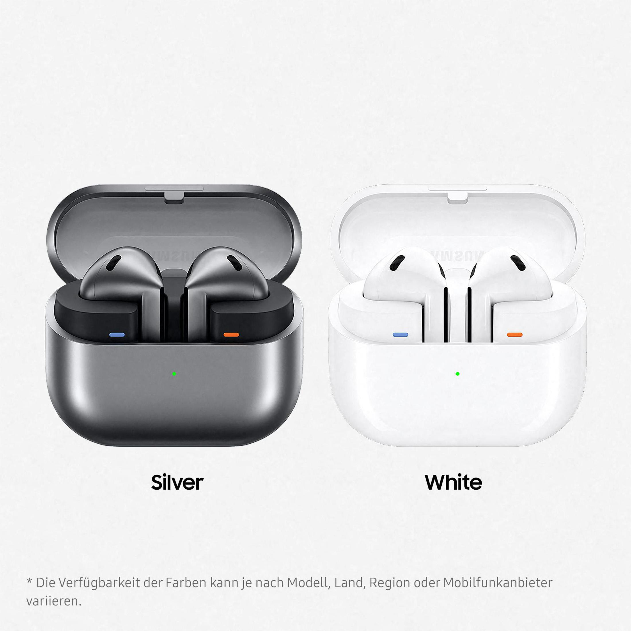 Dwa bezprzewodowe słuchawki douszne w etui ładującym. Jedna srebrna, jedna biała. Białe tło.