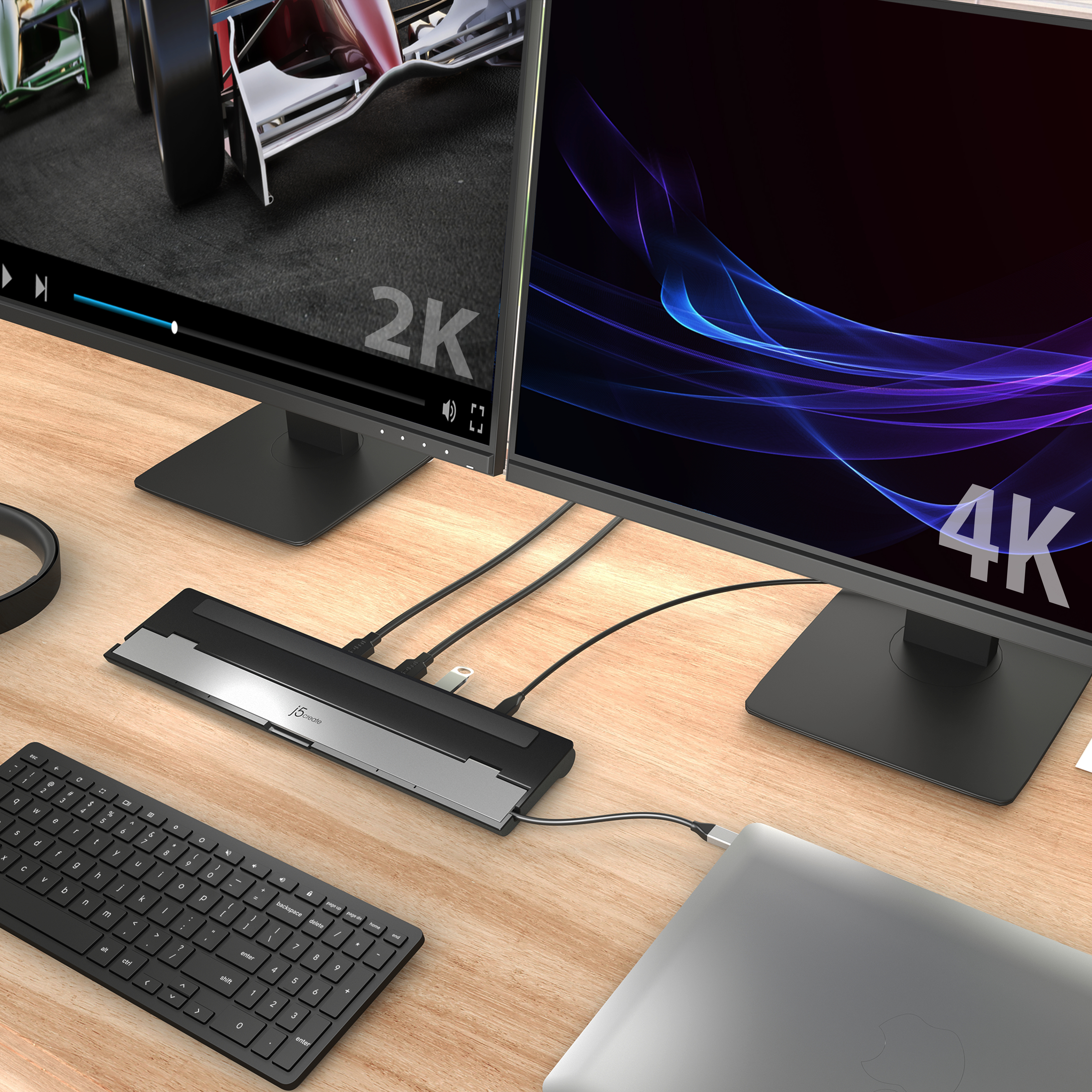 Ein Schreibtisch-Setup mit zwei Monitoren, einer Tastatur und einem USB-Hub, der mit einem Laptop verbunden ist.
