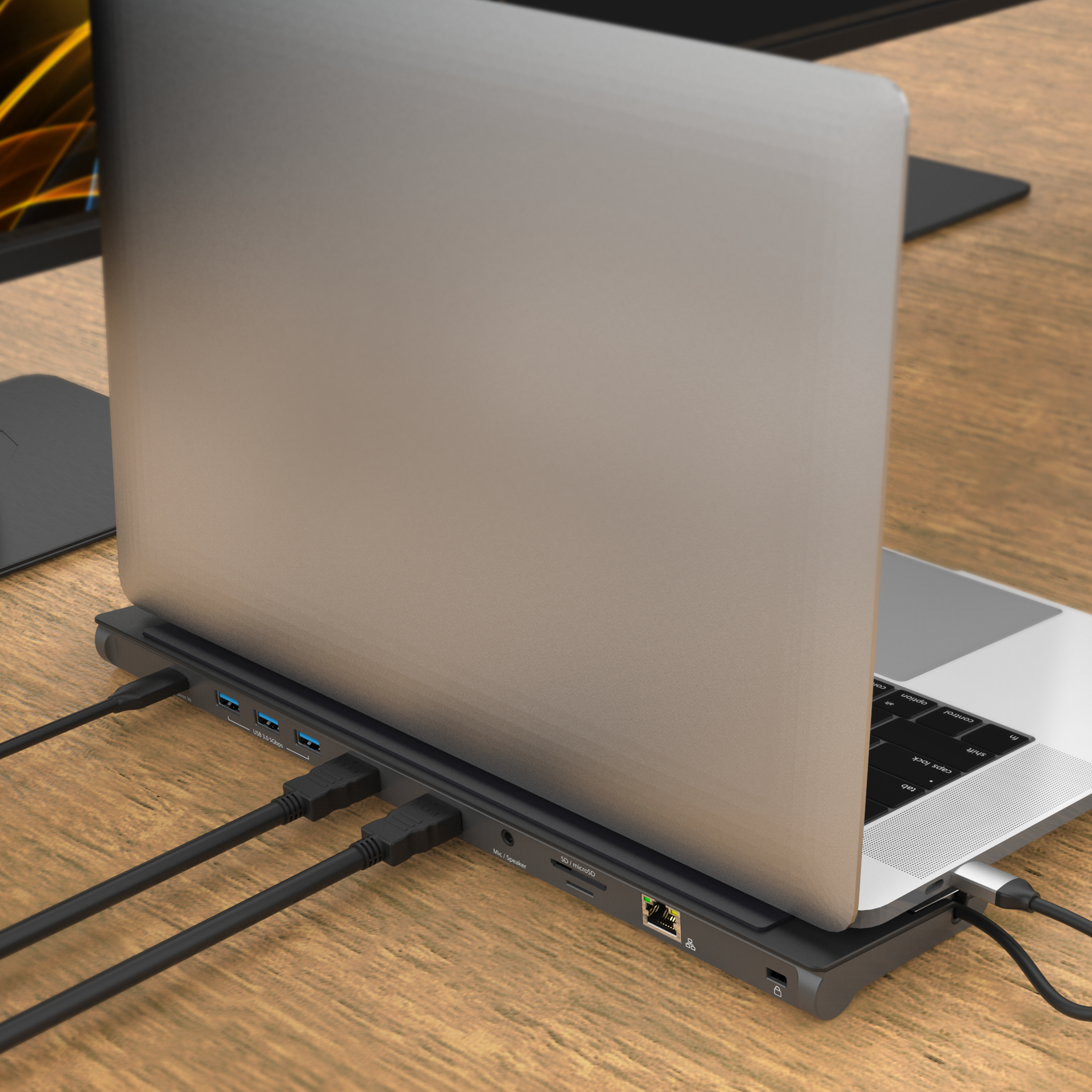 Laptop an Dockingstation angeschlossen, mit sichtbaren Kabeln und Anschlüssen.