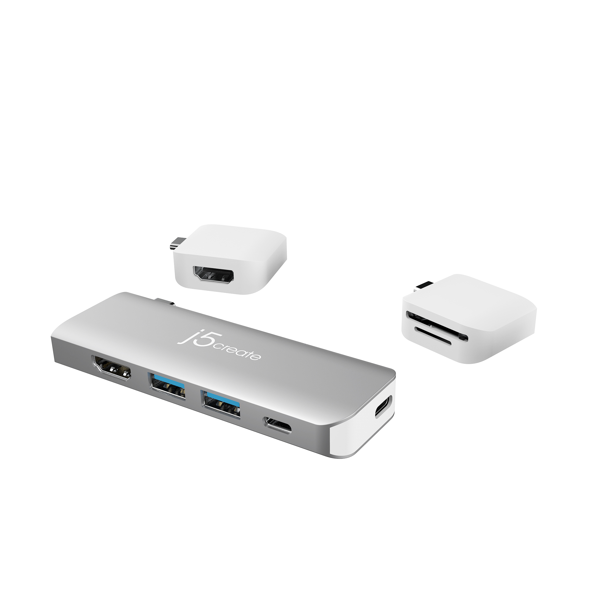 Silberner j5create Hub mit USB-Anschlüssen und zwei weißen Adaptern. Weißer Hintergrund.
